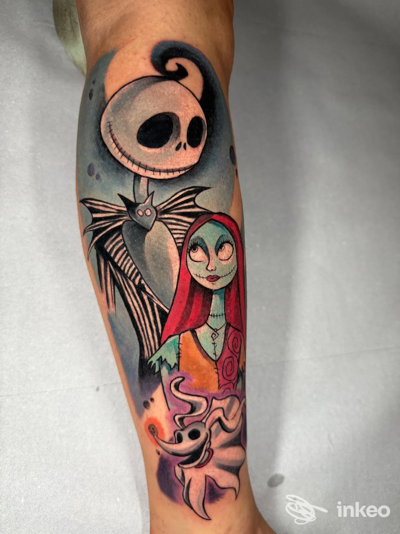 Tattoo a colori sulla gamba raffigurante una figura in stile cartone animato, con luna e gatto, eseguito nello Hagakure Tattoo Studio a Chieti.