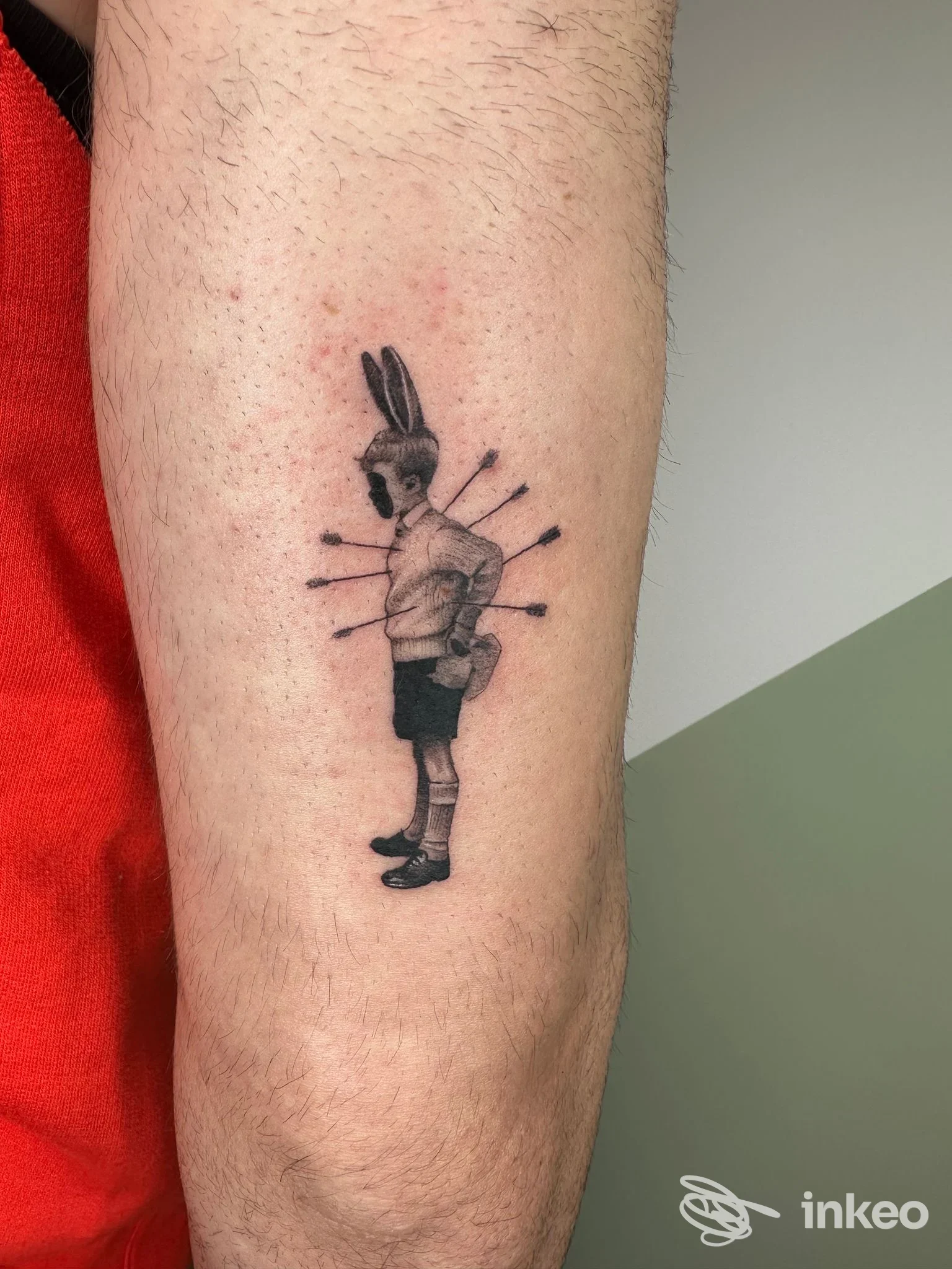 Tatuaggio in bianco e nero su avambraccio: figura infantile con orecchie da coniglio, realizzato dallo studio Minimal a L'Aquila.