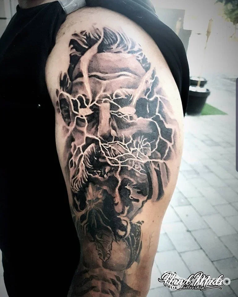 Tattoo sul braccio superiore di stile realistico botanico/forestale in bianco e nero, realizzato sul braccio di una persona, studio Hand Made Tattoo Shop ad Avezzano.