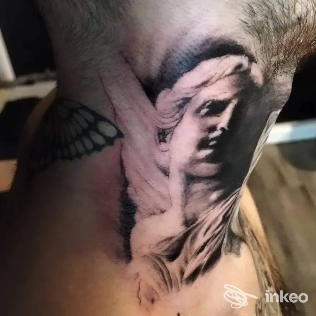 Tatuaggio sul collo realizzato presso Manuel Fasciani Tattoo Studio, Molina Aterno, raffigurante una figura classica in stile scultoreo.