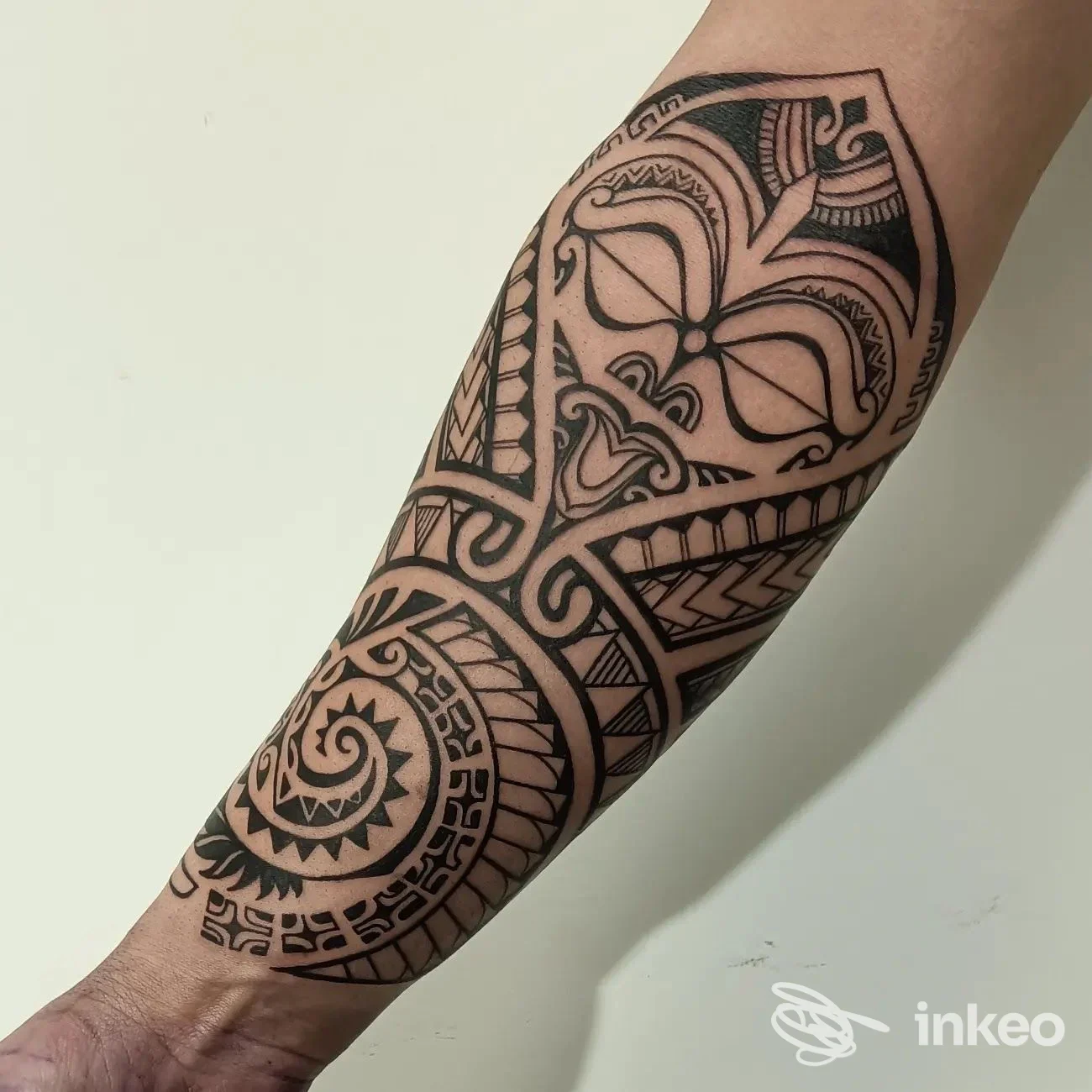 Braccio di una persona con un tatuaggio tribale/geométrico nero, dettagli lineari e motivi circolari, visibile dalla polpa al polpaccio, senza mascari o volti. Studio Joe Black Tattoo, Alba Adriatica.