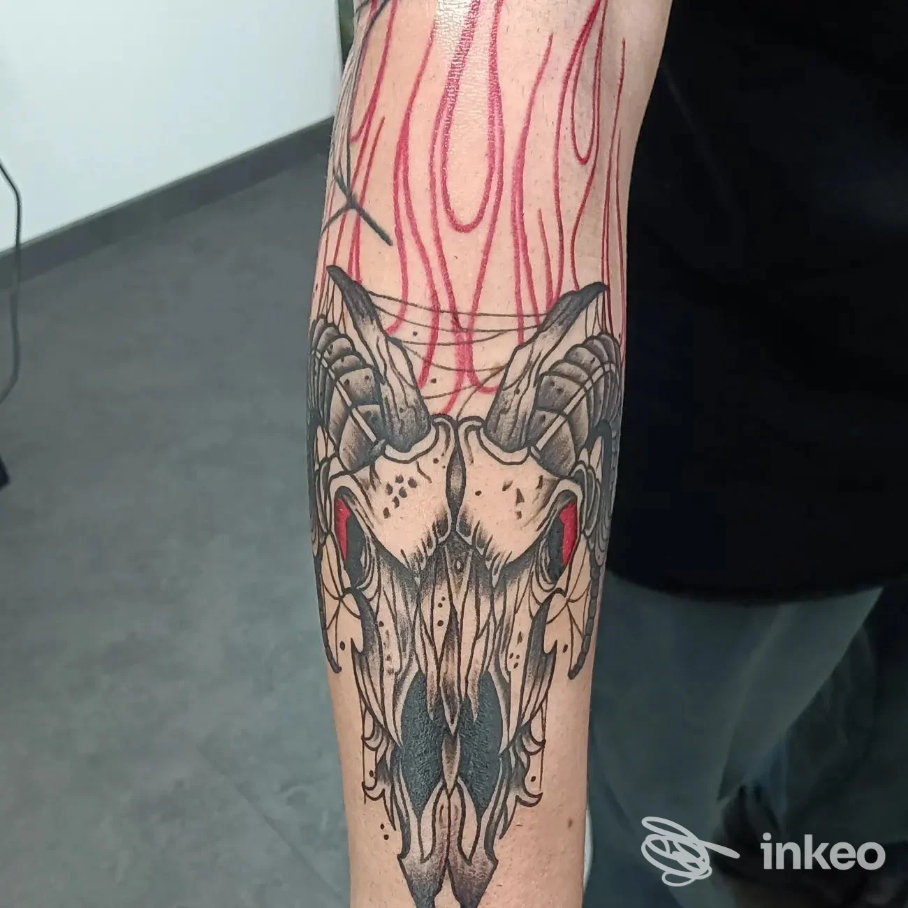 Tattoo realistico su pelle sull’avambraccio: un motivo scheletrico con corna in tonalità nere e grigie, eseguito nello studio Joe Black Tattoo ad Alba Adriatica.