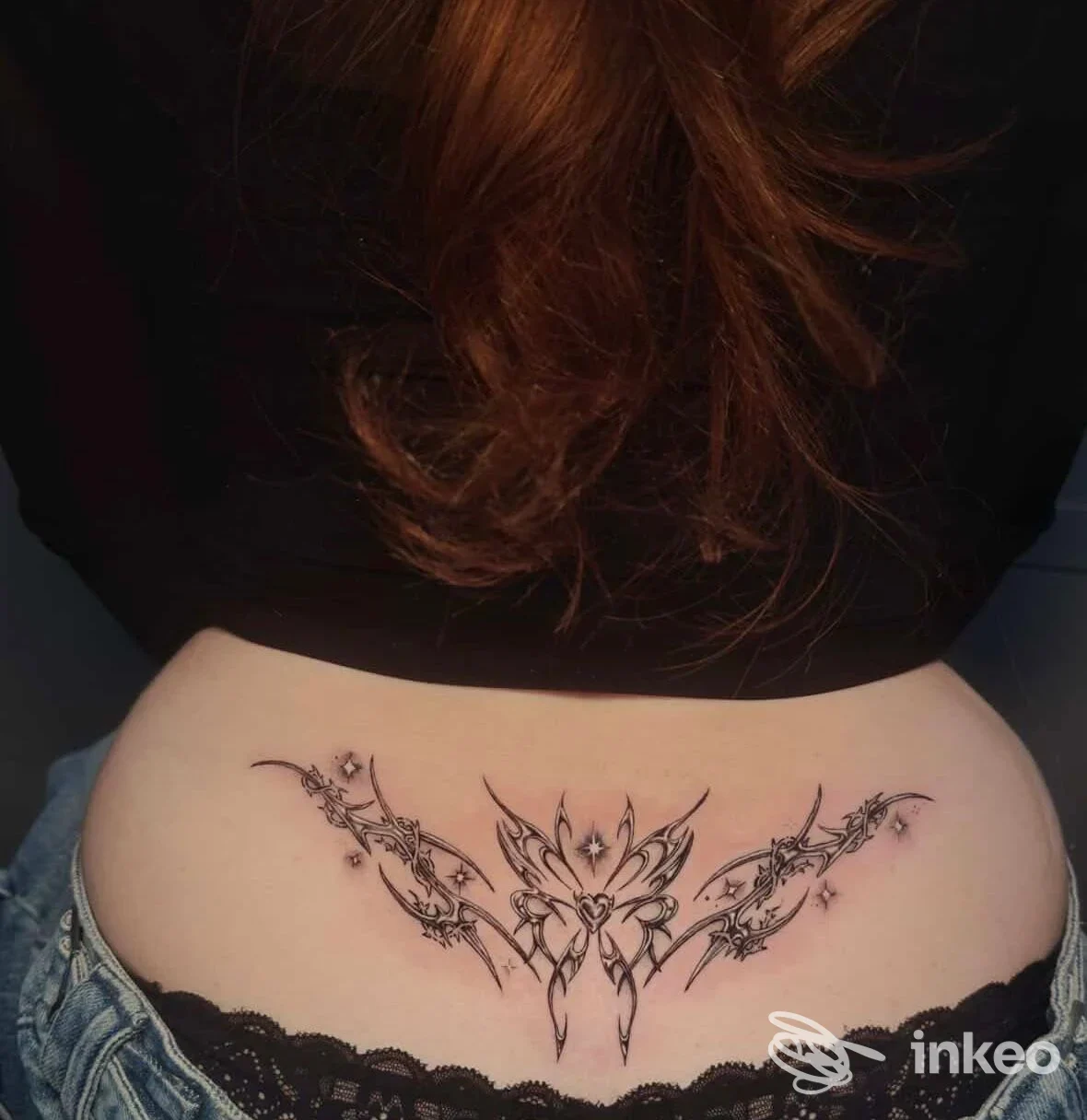 Tattoo sul fianco inferiore della schiena, design simmetrico con farfalle complesse, realizzato da Modify by Venz a Pescara.