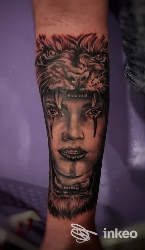 Tattoo realistico su pelle: ritratto femminile con copricapo di tigre, stile nero/grigio, dettagli strictamente tatto. Studio The Shark Tattoo, Chieti.