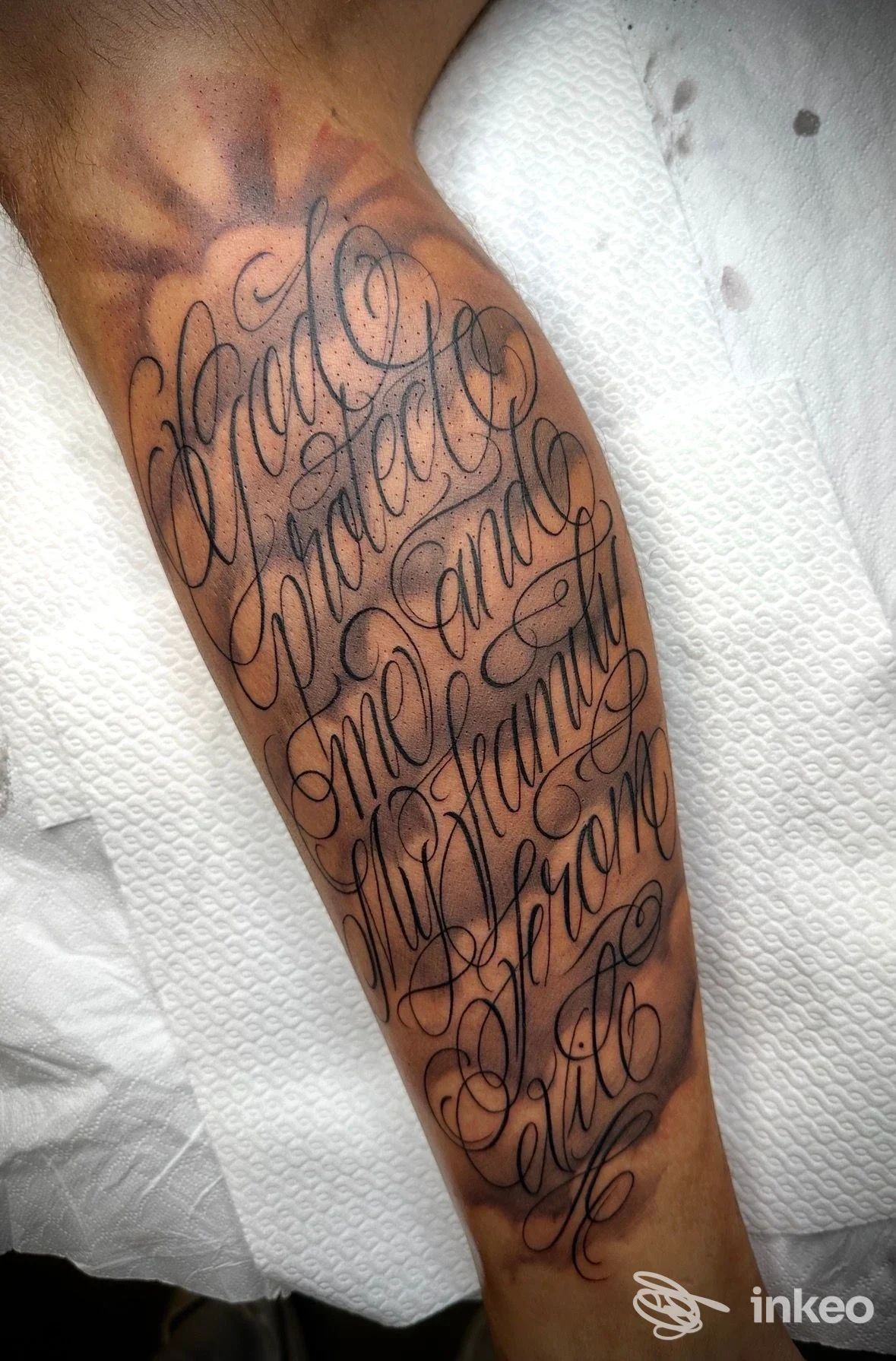 Braccio con tatuaggio calligrafico lungo e intricato sulla pelle, realizzato da Black Whale Tattoo a Alba Adriatica.