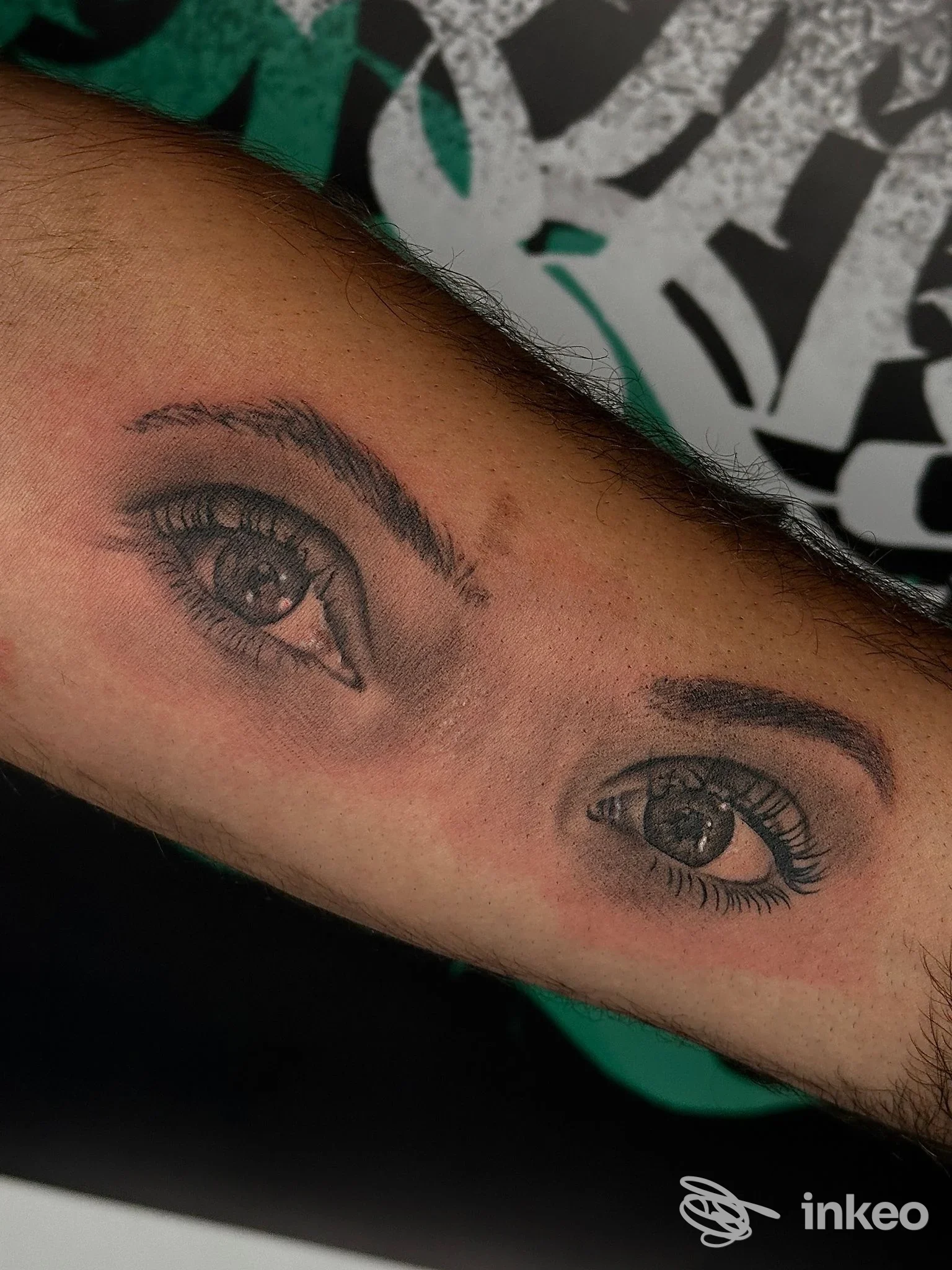 Tatuaggio realistico su pelle di un paio di occhi sull'avambraccio, realizzato da Black Whale Tattoo, Alba Adriatica.
