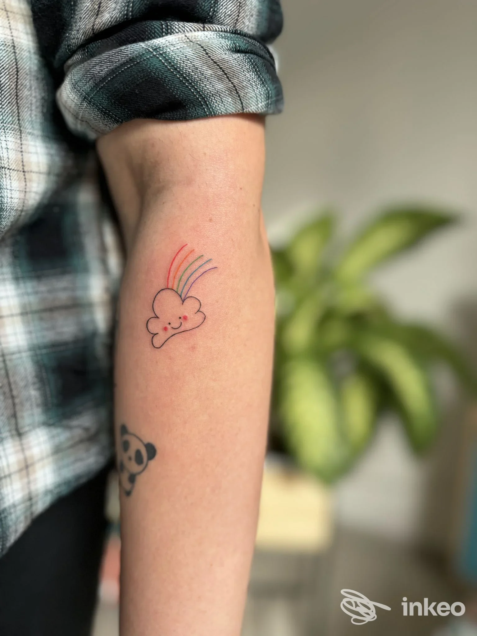 Tattoo sull’avambraccio raffigurante una nuvola sorridente con arcobaleno multicolore, eseguito da Malinkonica Tattoo Studio a Francavilla al Mare.