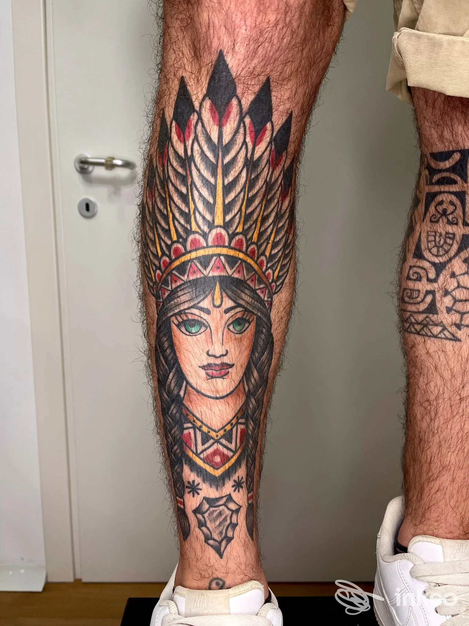 Tattoo sulla gamba raffigurante una donna con copricapo, realizzato nello studio Tattoo Studio Old N Bold, a Tortoreto Lido, Italia.
