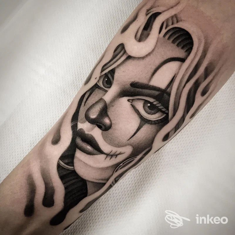 Tattoo realistico su avambraccio con ritratto di donna e trucco: eseguito da Di Brigida Tattoo Studio a Pescara, visibile su pelle.
