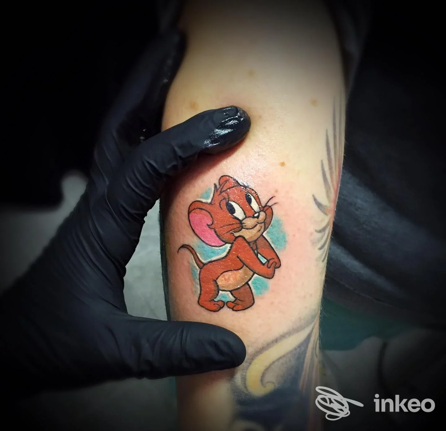 Tattoo su avambraccio raffigurante un topo colorato, realizzazione su pelle. studio Cuore Nero, Pescara.