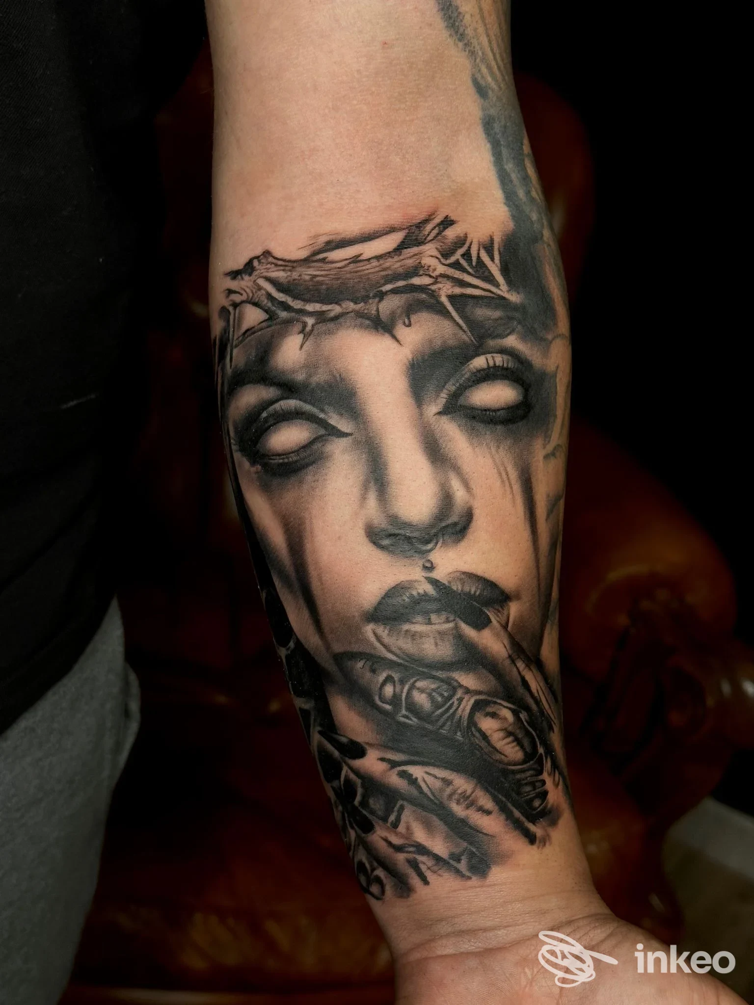 Avambraccio con tatuaggio realistico in bianco e nero di una donna, ritratto con sfumature e dettagli, realizzato da Santangelo Tattoo Studio a Sulmona.