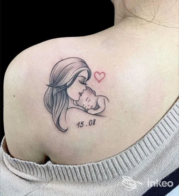 Tattoo su pelle che raffigura una mamma che stringe delicatamente un neonato, con un piccolo cuore rosso e la data 15.08; localizzato sulla spalla/posteriorità, stile lineart, eseguito dallo studio Segnali da Inkiostro a Roseto degli Abruzzi.