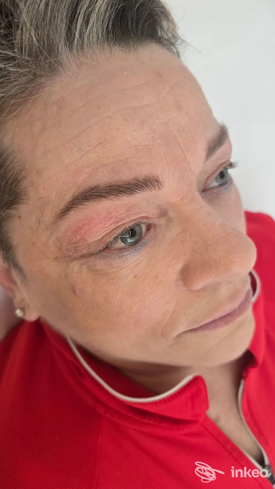 Ritratto di una donna con sopracciglia definite realizzate probabilmente con trucco permanente, viso ritratto in profilo, studio Letizia Di Nardo a Pescara.