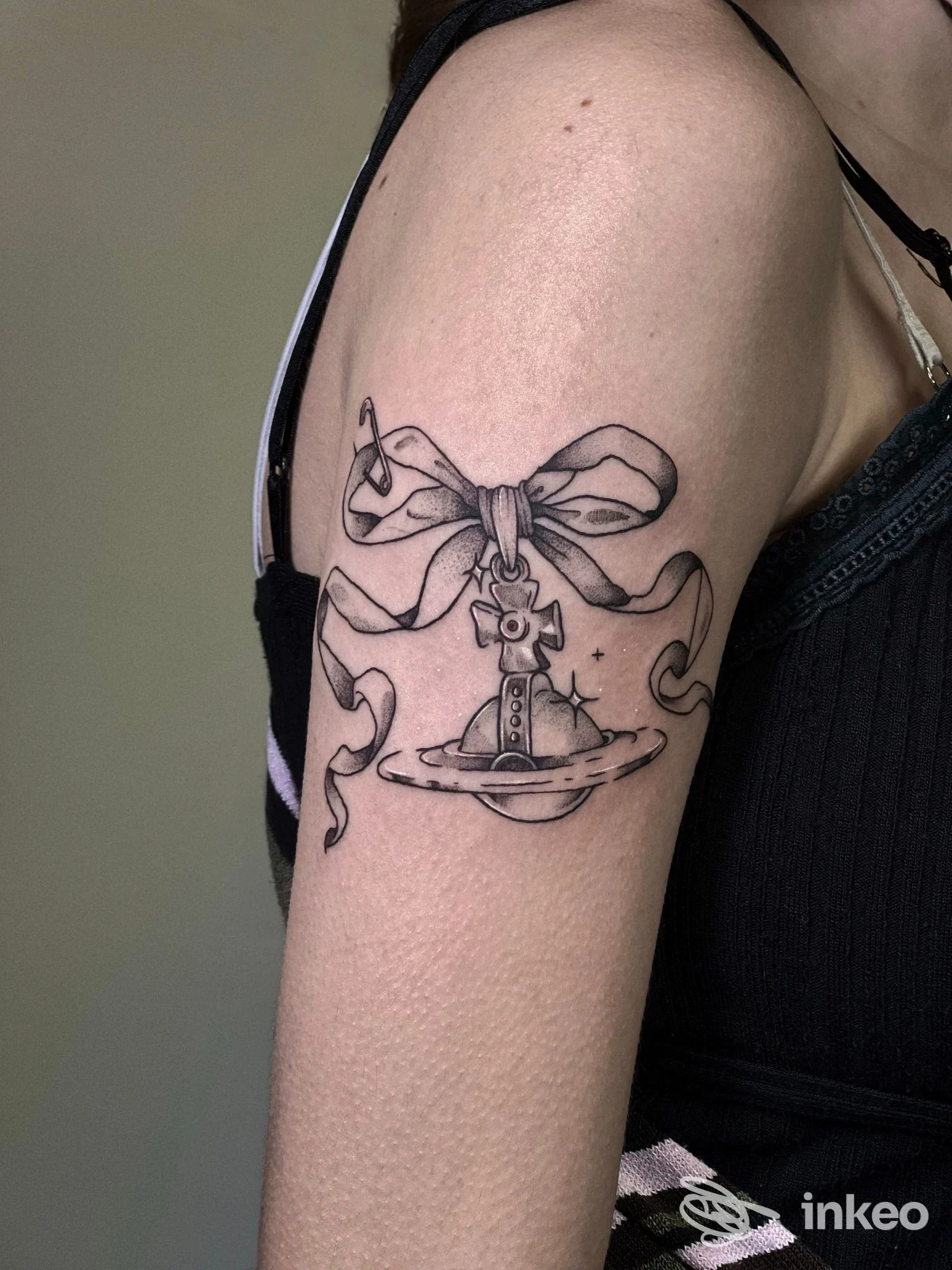 Braccio sinistro di una persona con tatuaggio raffigurante una mongolfiera con nastro decorativo, eseguito sulla pelle; stile line art nero su pelle chiara; studio Momiji Tattoo Studio, Pescara.