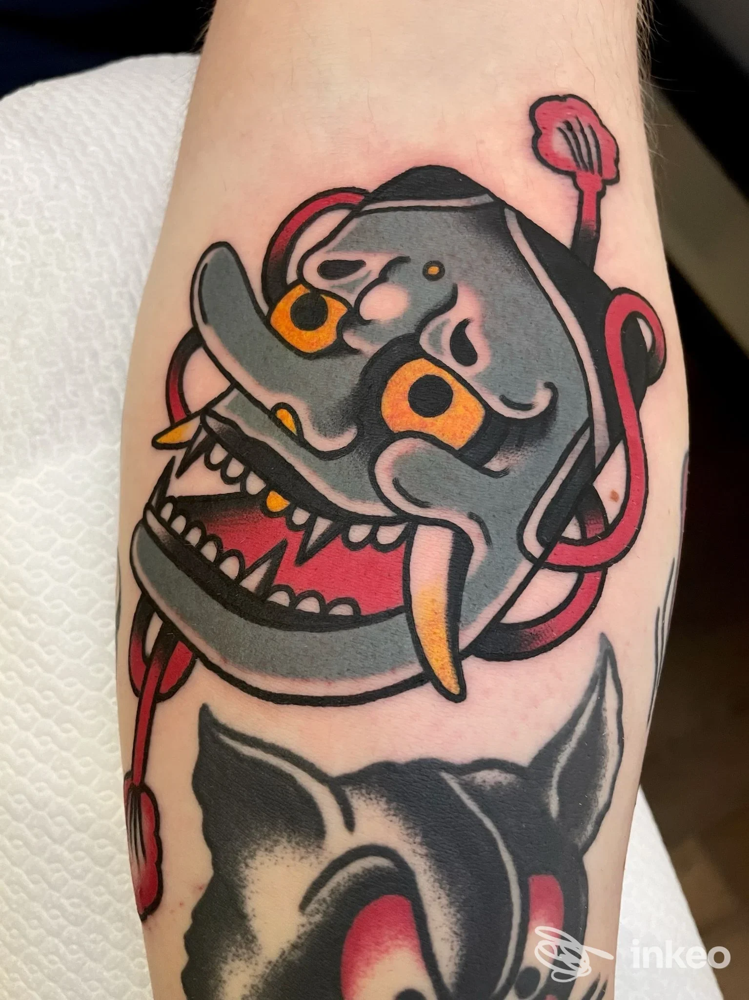 Tattoo visibile su braccio raffigurante una creatura cartoon con testa di ippopotamo, colori vivaci e dettagli neri; realizzato da Archetipo Tattoo Studio a Teramo.
