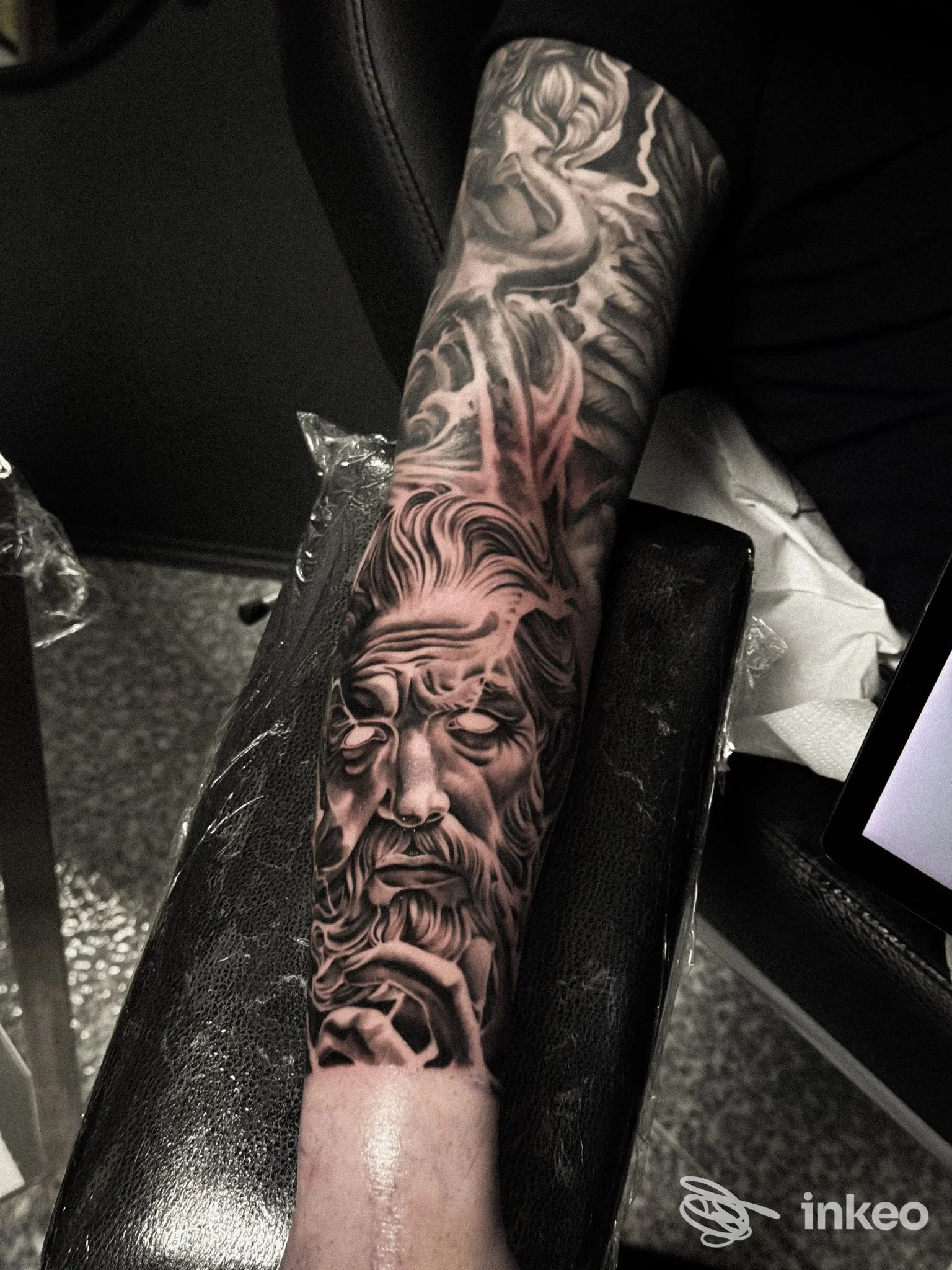 Tattoo realistico su avambraccio: ritratto di un uomo barbuto su pelle, tonalità scure, studio Indelebile Tattoo Shop, Cepagatti.