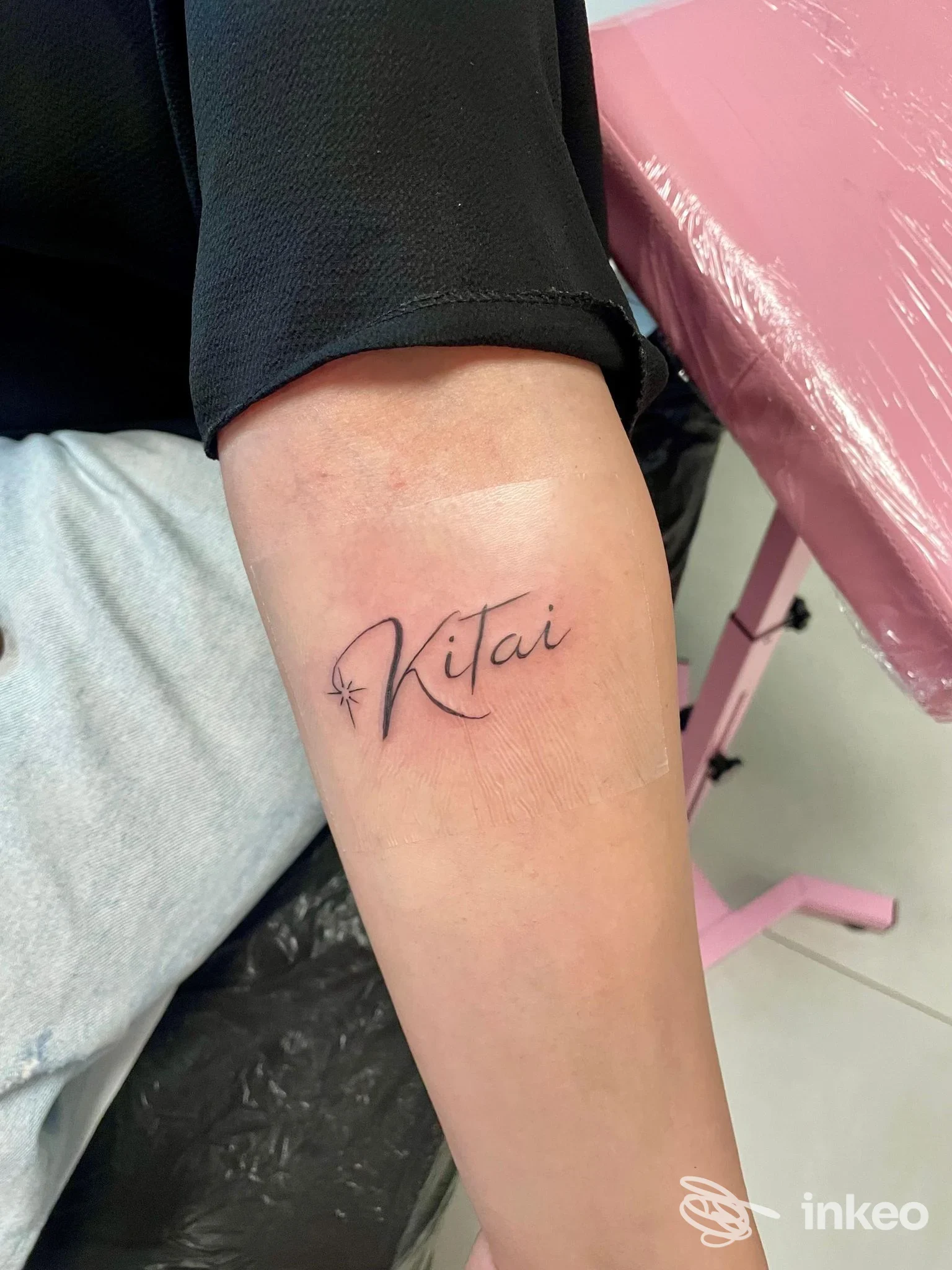 Avambraccio con tattoo in stile script, firma nera sull'incarnato. Studio Kunga Tattoo Studio, Sambuceto.