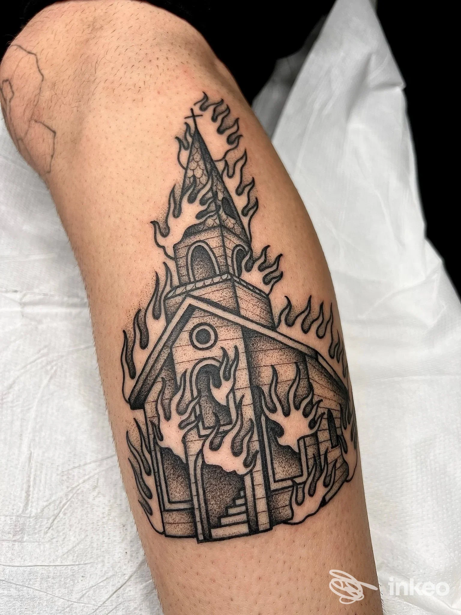 Tatuaggio su avambraccio raffigurante una chiesa in fiamme, realizzato dal Foxink a Vasto.