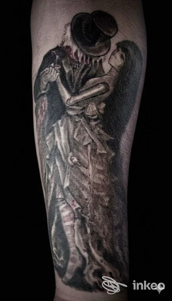 Disegno di un tatuaggio sul braccio raffigurante due figure femminili abbracciate, abiti lunghi scuri, stile realistico romantico. MonelloTattoo, Giulianova (Italia).