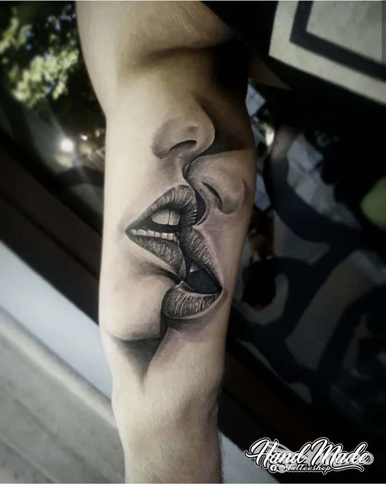 Tattoo realistico di labbra su braccio, realizzazione corporea visibile; studio Hand Made Tattoo Shop, Sambuceto.