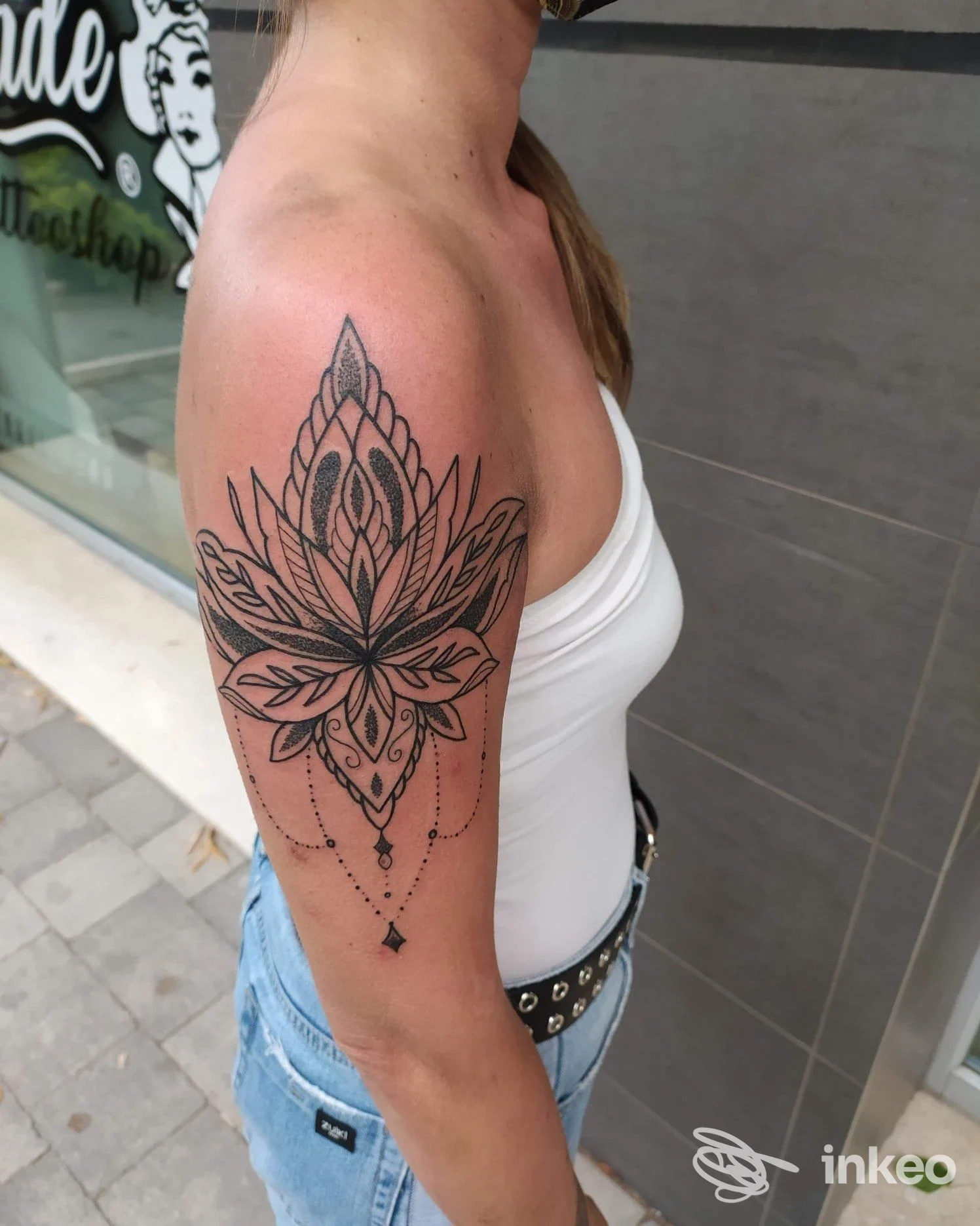 Tattoo geometrico-loto sull'avambraccio di una persona, eseguito da Hand Made Tattoo Shop a Sambuceto, visibile di profilo.