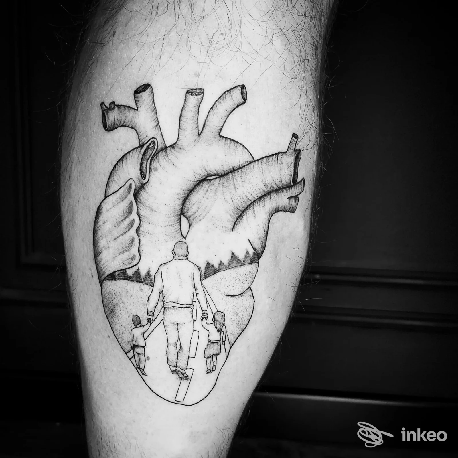 Tattoo sul polpaccio raffigurante un grande cuore anatomico con una scena di famiglia che cammina dentro una cornice a forma di cuore, realizzato sulla pelle.