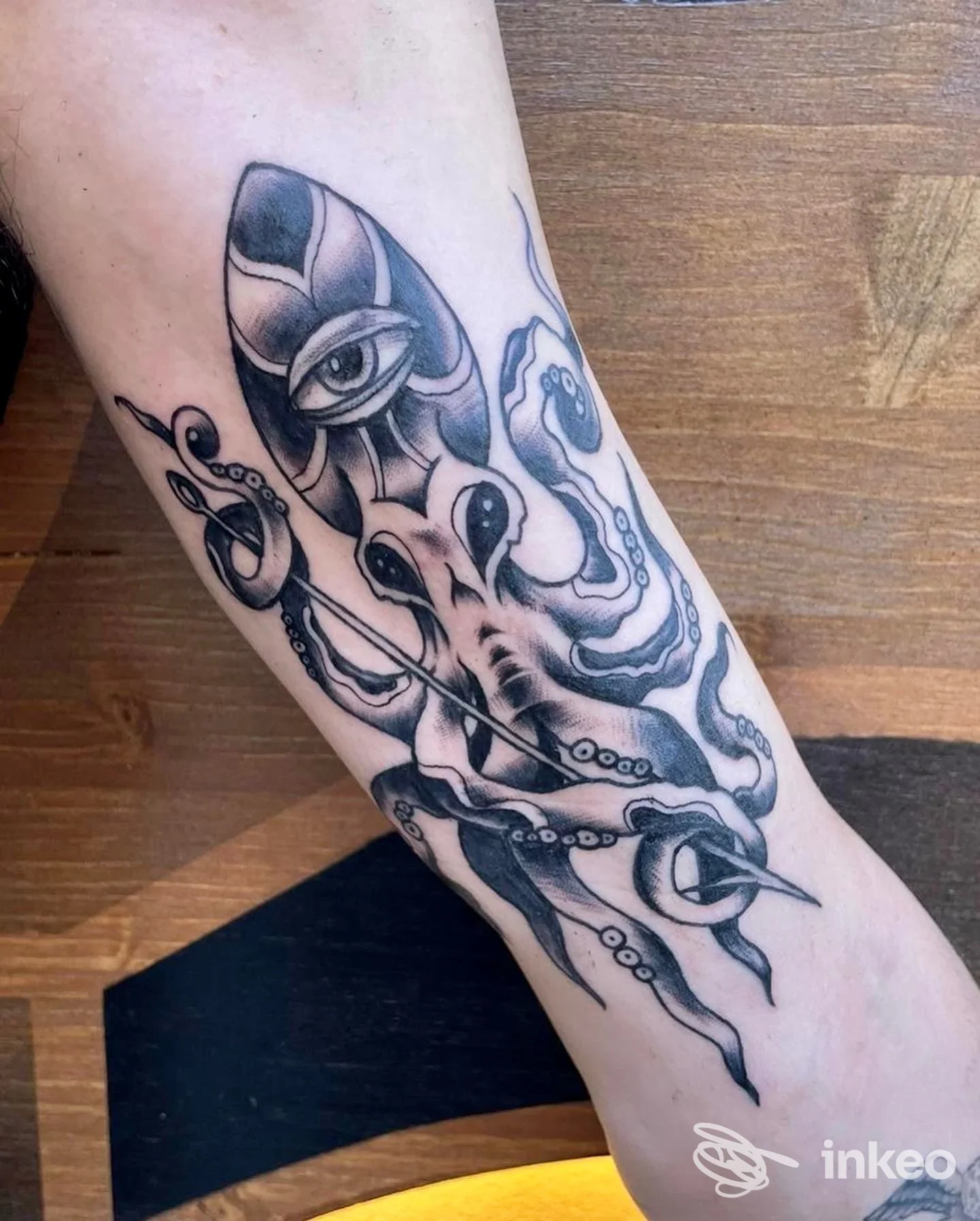 Tattoo visibile sull'avambraccio: schizzi in bianco e nero di un calamaro o polpo con tentacoli, realizzato su pelle. Studio Arkham 14 a Pescara.