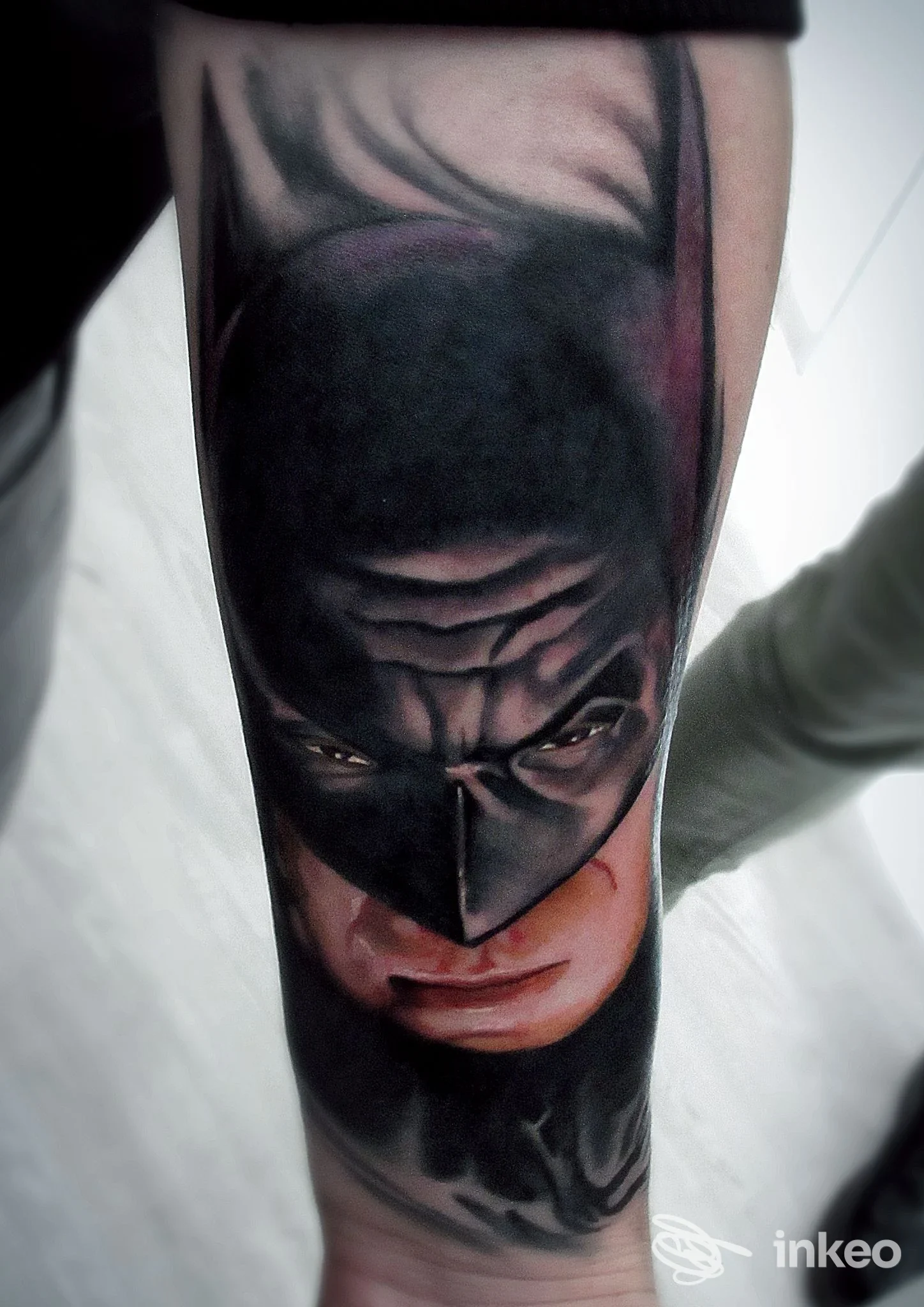 Tattoo realistico di Batman sul braccio, visibile sulla pelle di un adulto; nessun volto umano intero visibile, nessuna sovrapposizione sociale, scatto che mostra la realizzazione corporea presso lo studio Steven Art a San Nicolò a Tordino.