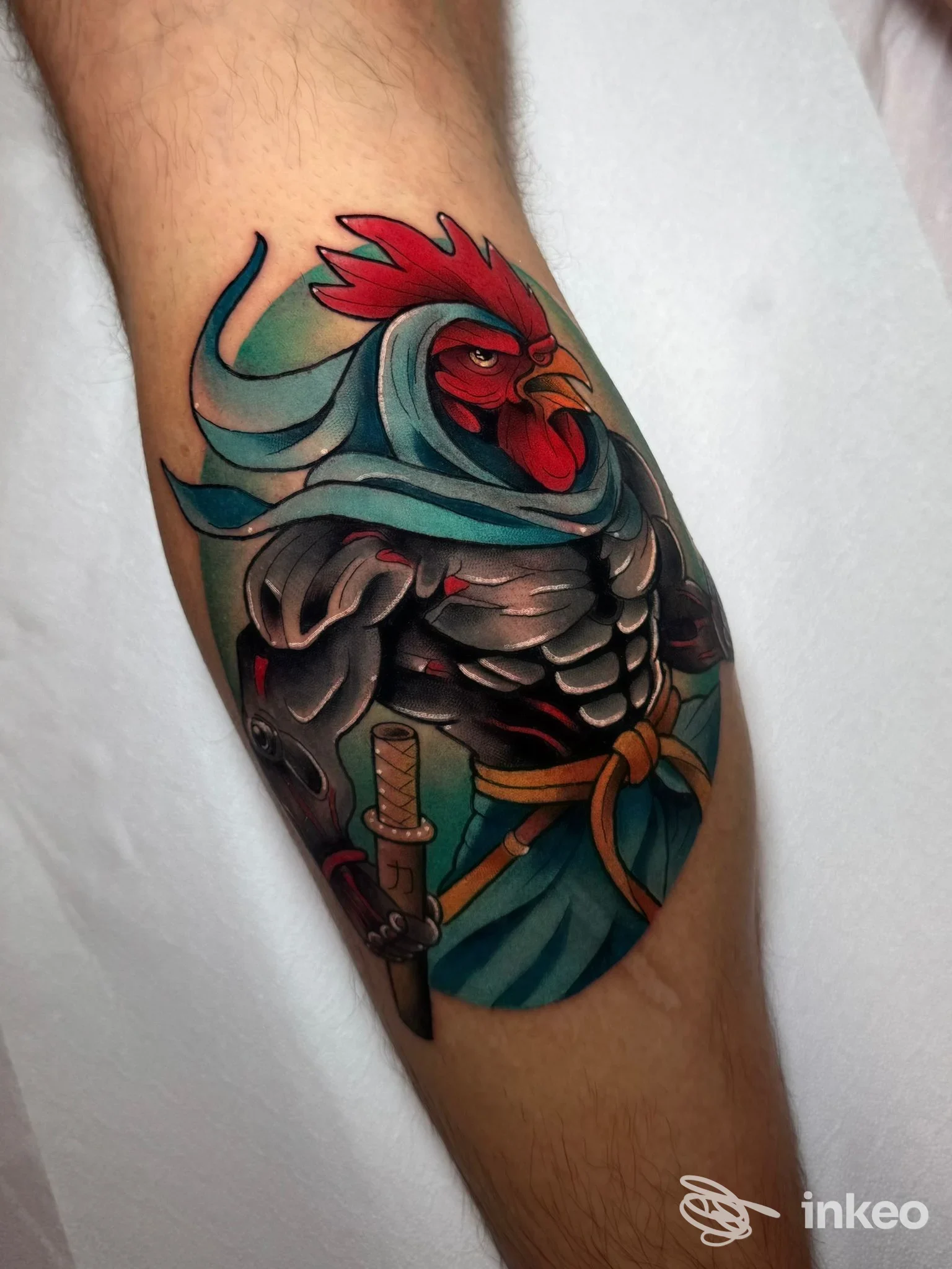 Tatuaggio realistico su braccio raffigurante un gallo samurai colorato, realizzato presso Dollhouse Tattoo Studio a Polistena, con ombre e tonalità vivide.