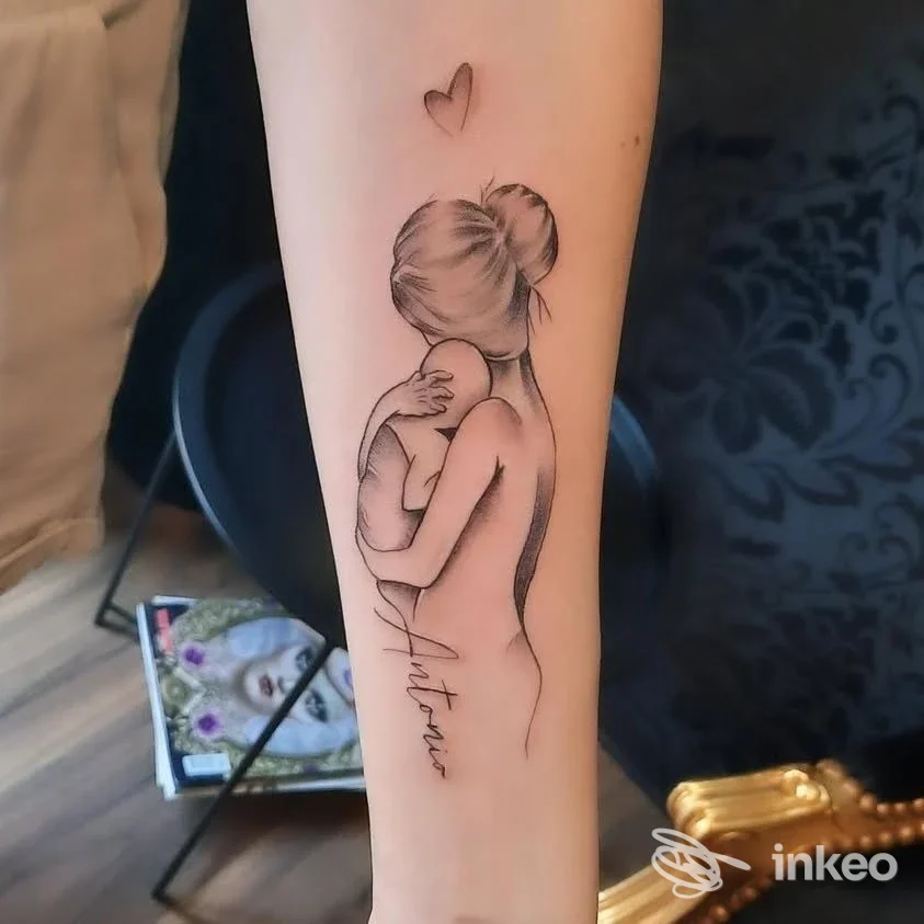 Tattoo raffigurante due figure stilizzate, una madre abbraccia un bambino, sul braccio; cuore sopra di loro, realizzato in linea sobria.
