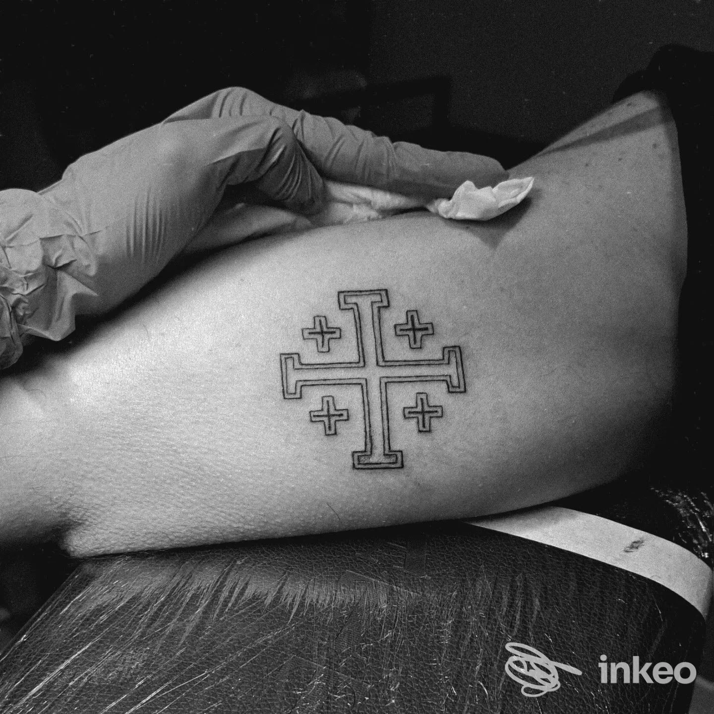 Tattoo visibile sull’avambraccio: croce stilizzata con piccoli ornamenti, realizzato sulla pelle, nello studio Fly Ink Studio a Reggio Calabria.