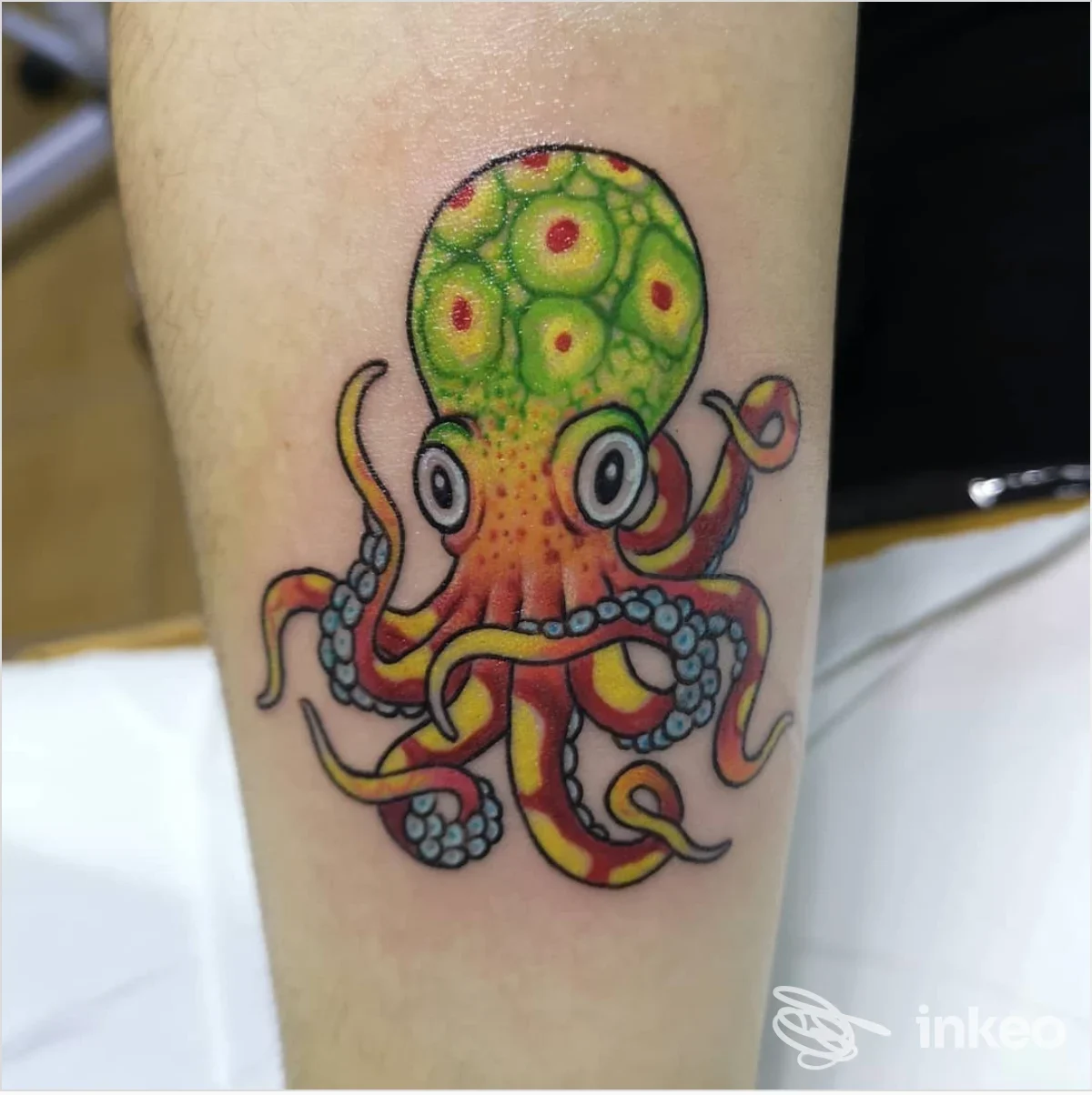 Tattoo su pelle raffigurante un polpo colorato, realizzato nello studio Skin to Bone Tattoo a Crotone, colori vivaci e contorni definiti.