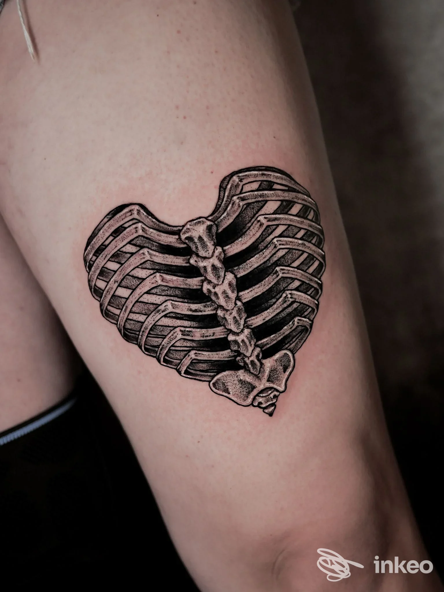 Tattoo su braccio raffigurante un cuore scheletrico, realizzato da Manolibera Tattoo Studio a Siderno; linee nere su pelle chiara.
