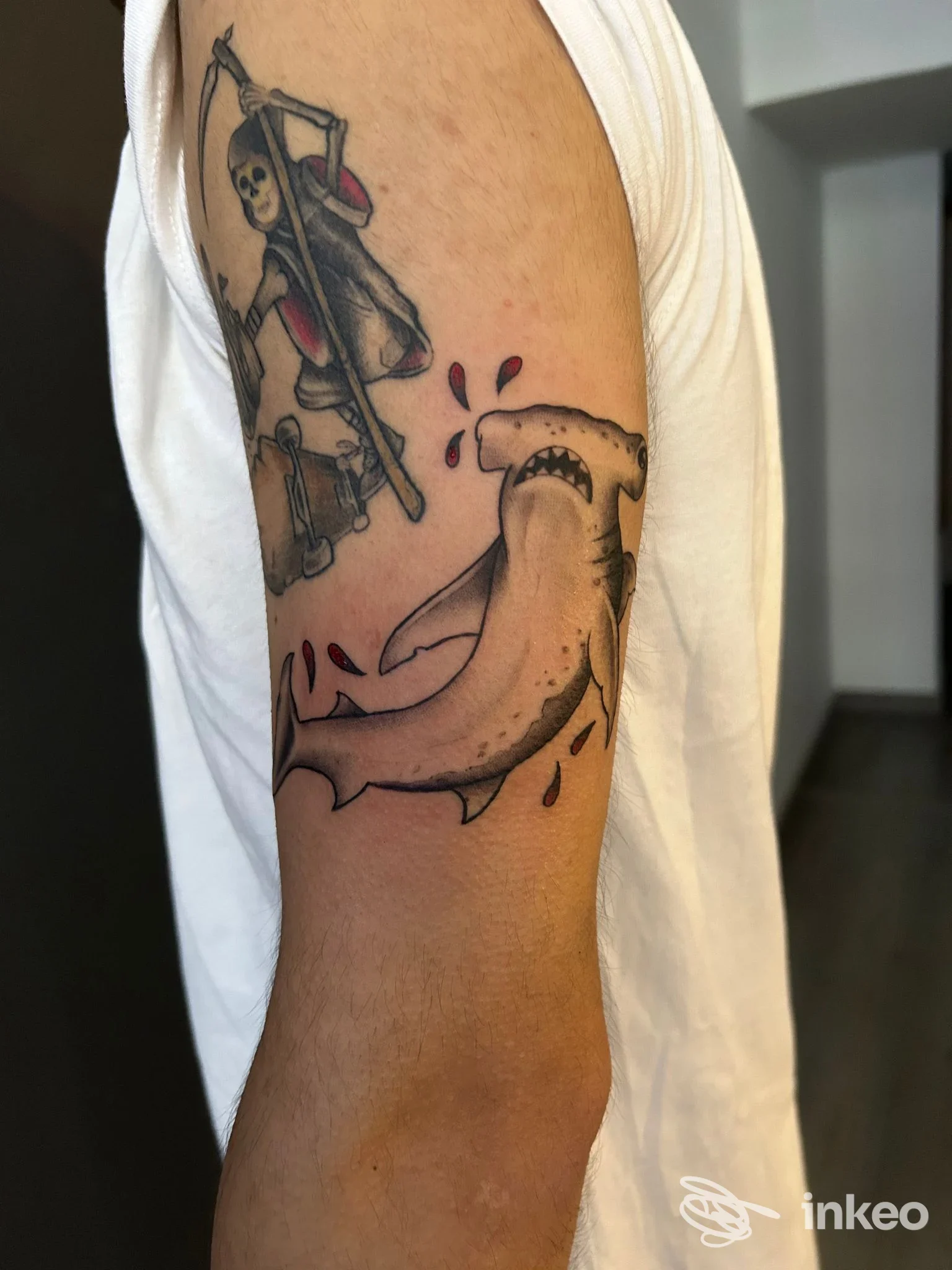 Tatuaggio sul braccio raffigurante una figura scheletrica con clessidra e un grande animale stilizzato, eseguito su pelle reale in AleTattoo Studio a Soverato.