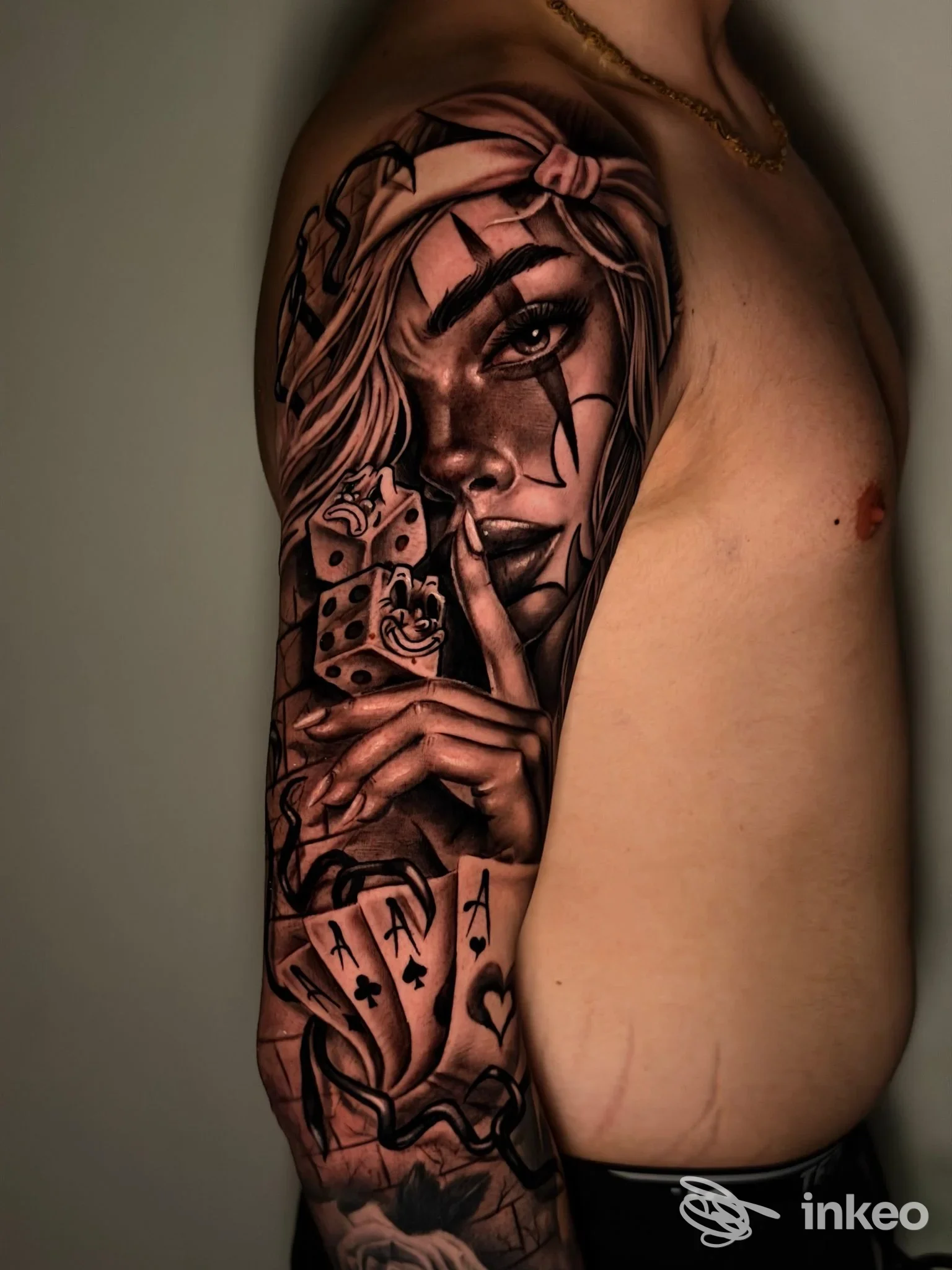Tattoo completo di braccio visibile su pelle nuda: design in stile realistico con figura femminile, palline e schemi geometrici; studio Marullo Tattoo, Crotone, Italia.