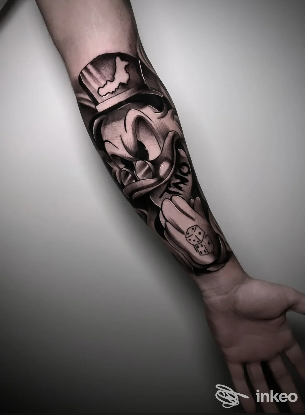 Braccio sinistro mostrato con un tatuaggio in tonalità nero-grigio realizzato sul braccio, dettagli e ombreggiature evidenti. Ripresa professionale che mette in risalto la pelle e le linee del tattoo. Scatto proveniente da M.C. INK TATTOO STUDIO a Corigliano Scalo.