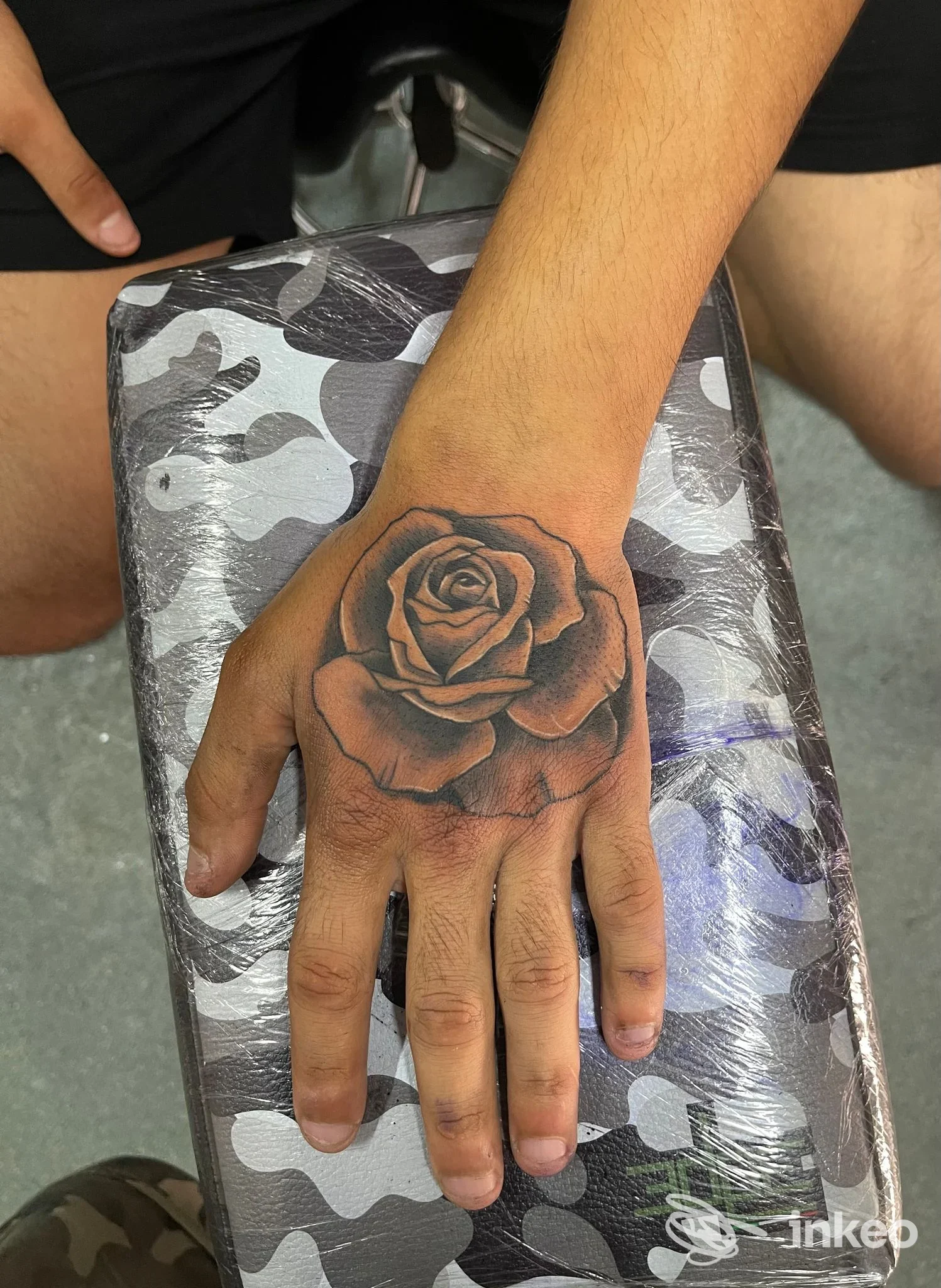 Tattoo rosa sul dorso della mano destra, realizzato sulla pelle, con sfumature in nero e grigio; studio Ngiulo’s Tattoo, Reggio di Calabria.