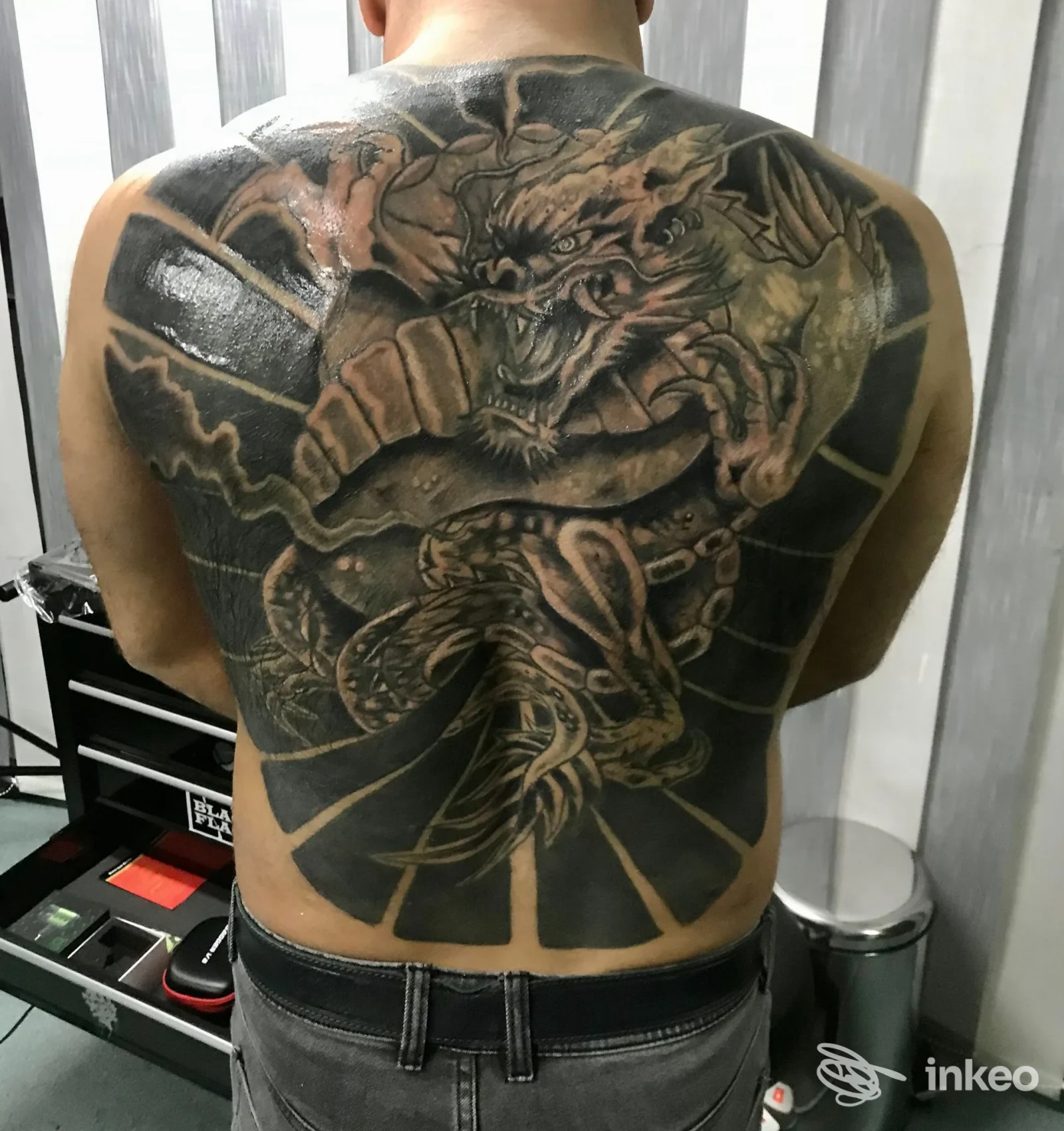 Tattoo grande sulla schiena di una persona: un elaborato disegno fantasy in stile oscuro che copre quasi l'intera superficie dorsale.