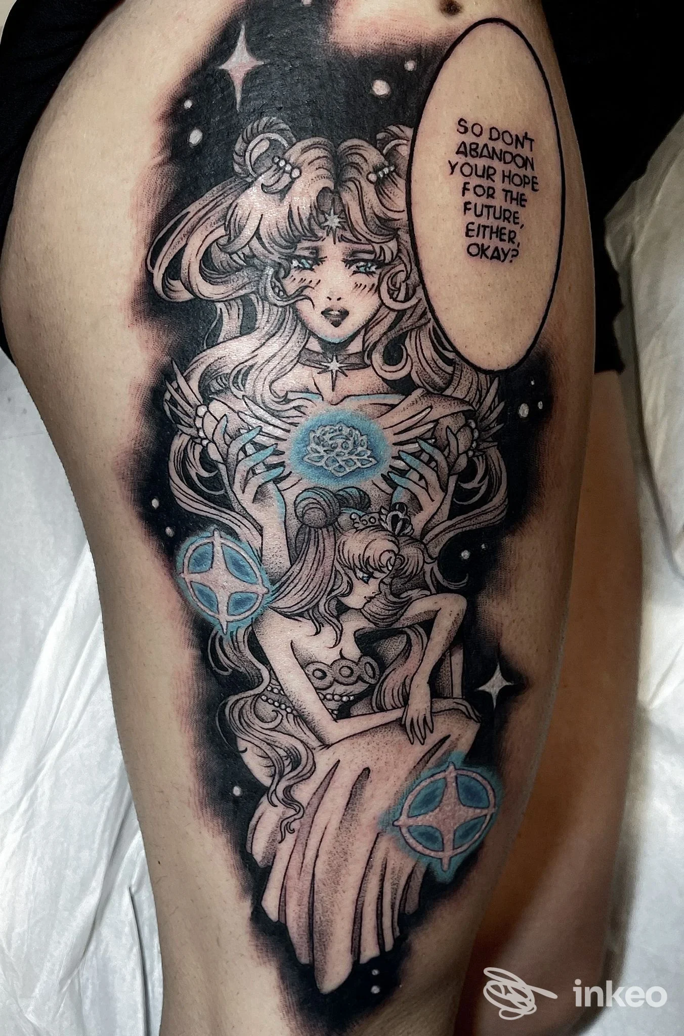 Tatuaggio realistico su gamba raffigurante una ragazza in stile manga con sfondo stellato, mani che tengono una scena luminosa, e balloon con testo; colori nero e azzurro predominanti.