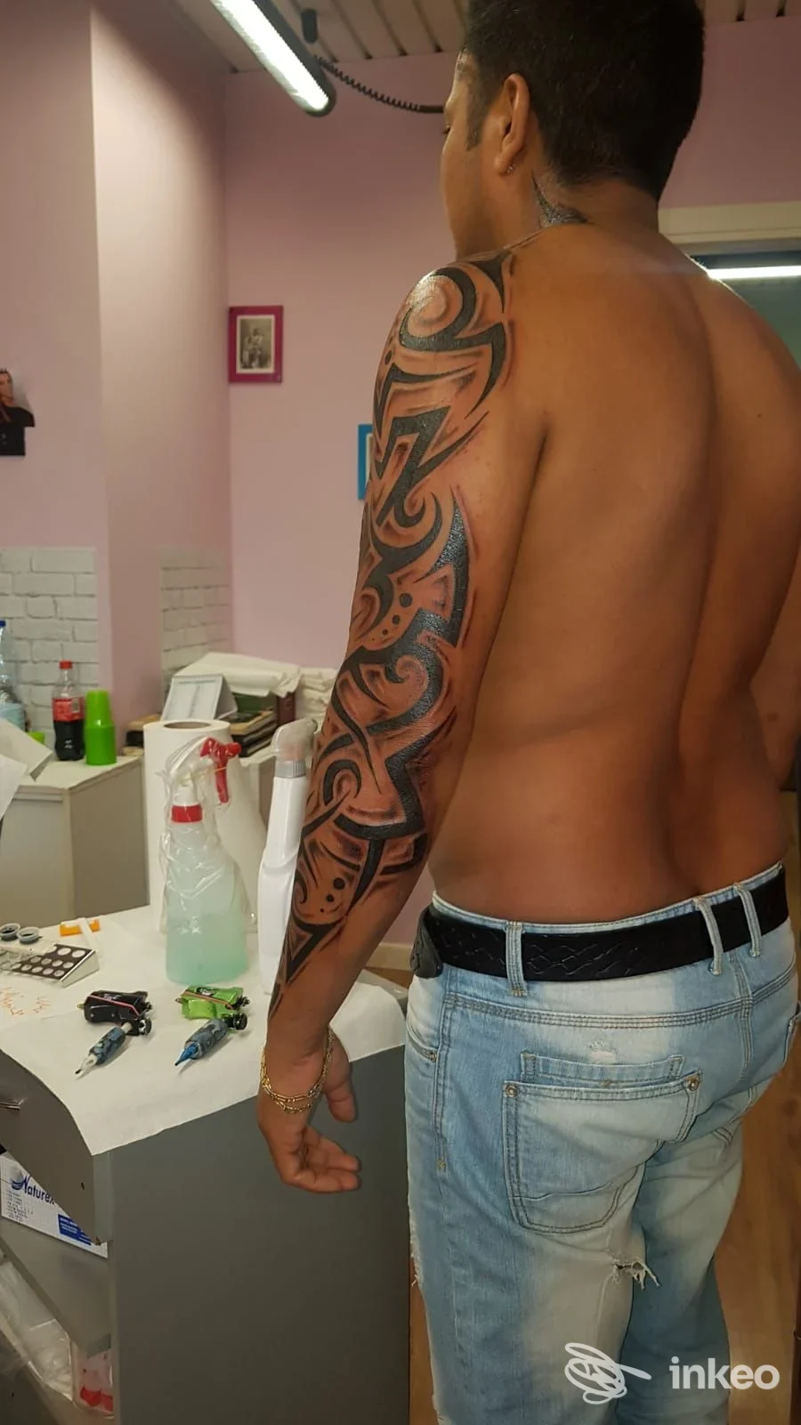 Tattoo sul braccio e parte della schiena di un uomo, stile tribale/blackwork, foto scattata nello studio G&G Tattoo di Gussago.