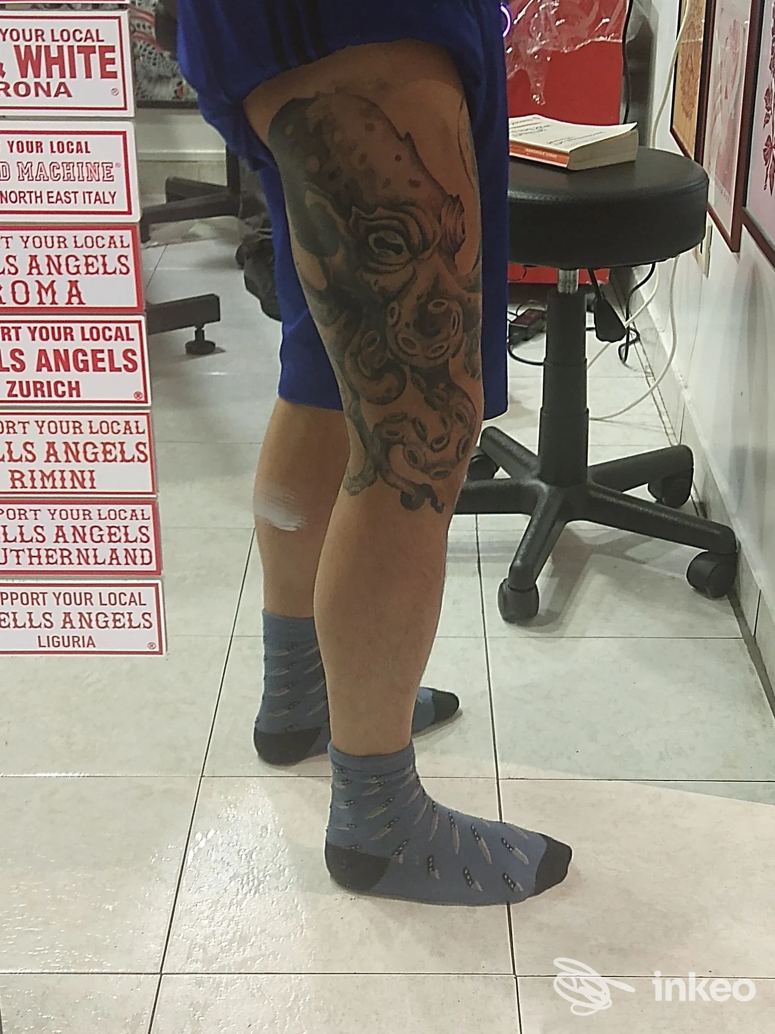 Tatuaggio corporeo visibile sulla gamba di una persona, realizzato sul polpaccio sinistro, presso Mustaphà Tattoo Studio, Catanzaro.