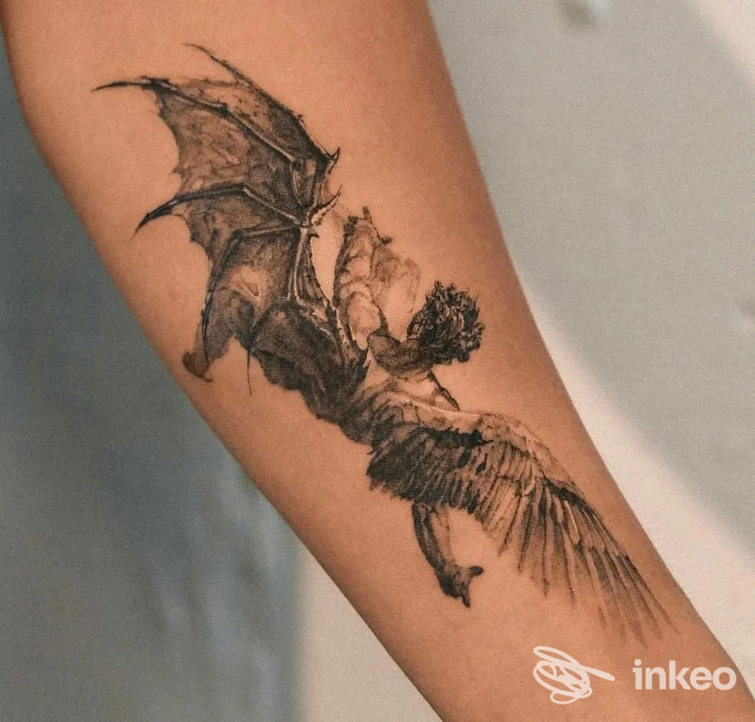 Tattoo realistico su avambraccio raffigurante un dragone alato in bianco e nero, eseguito sulla pelle, senza elementi d’interfaccia o testo.
