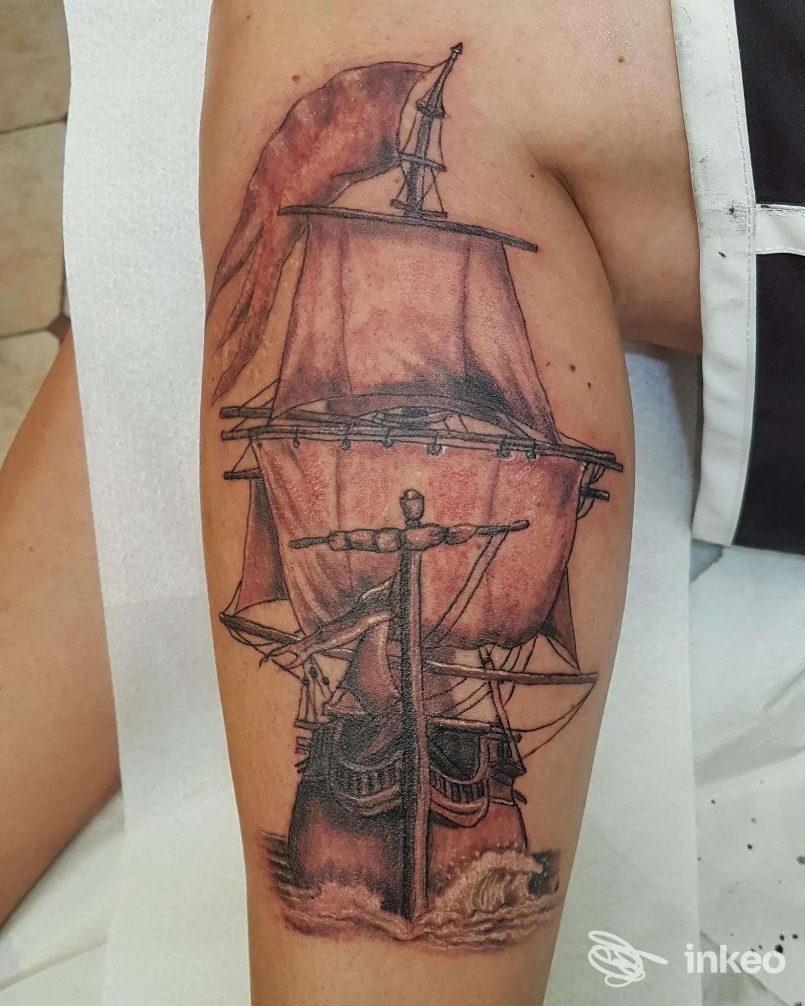 Tatuaggio su braccio raffigurante una nave a vela, realizzato sulla pelle; studio Drako Tattoo a Cosenza.