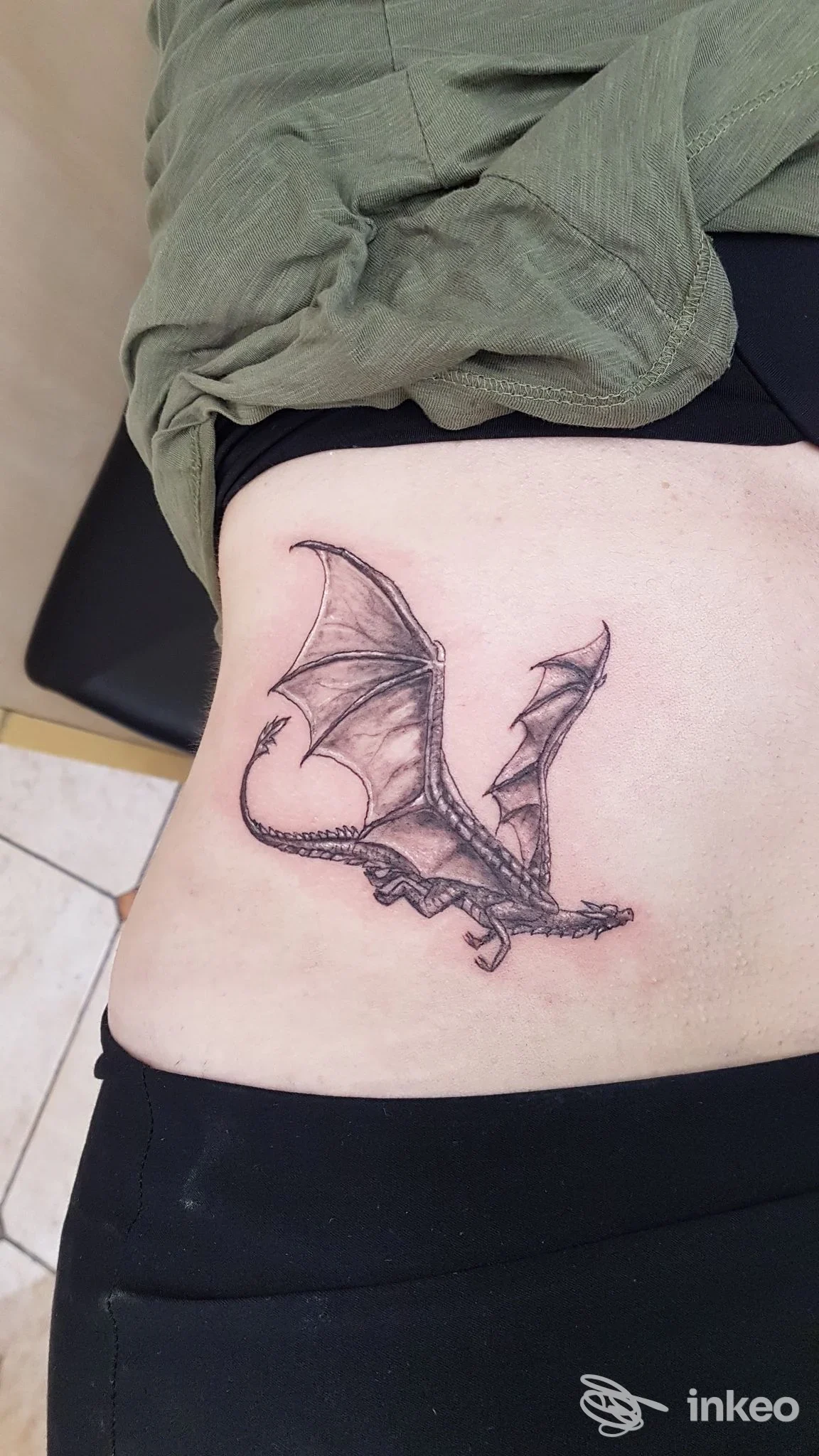 Tatuaggio di un drago alato sulla pancia/schiena di una persona, realizzato nello studio Drako Tattoo a Cosenza.