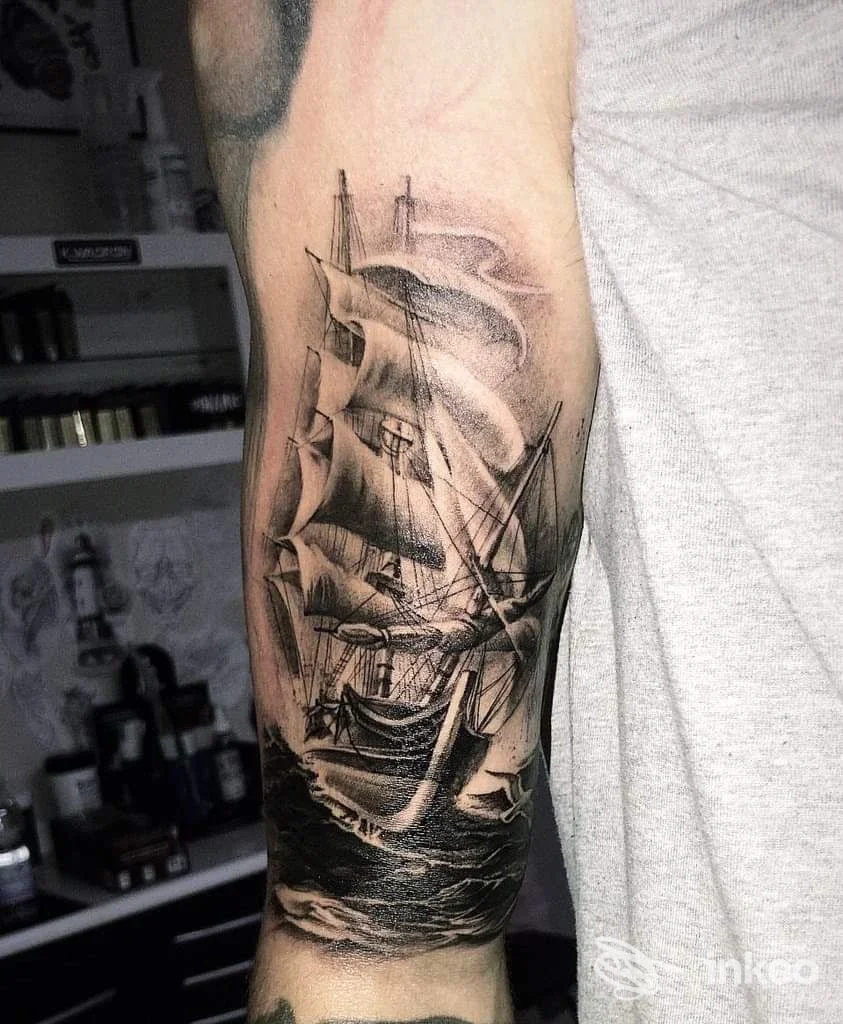 Tatuaggio realistico di una nave veliero su braccio, realizzato nello studio Oreste Coscia a Castrovillari, foto in bianco e nero/grigia.