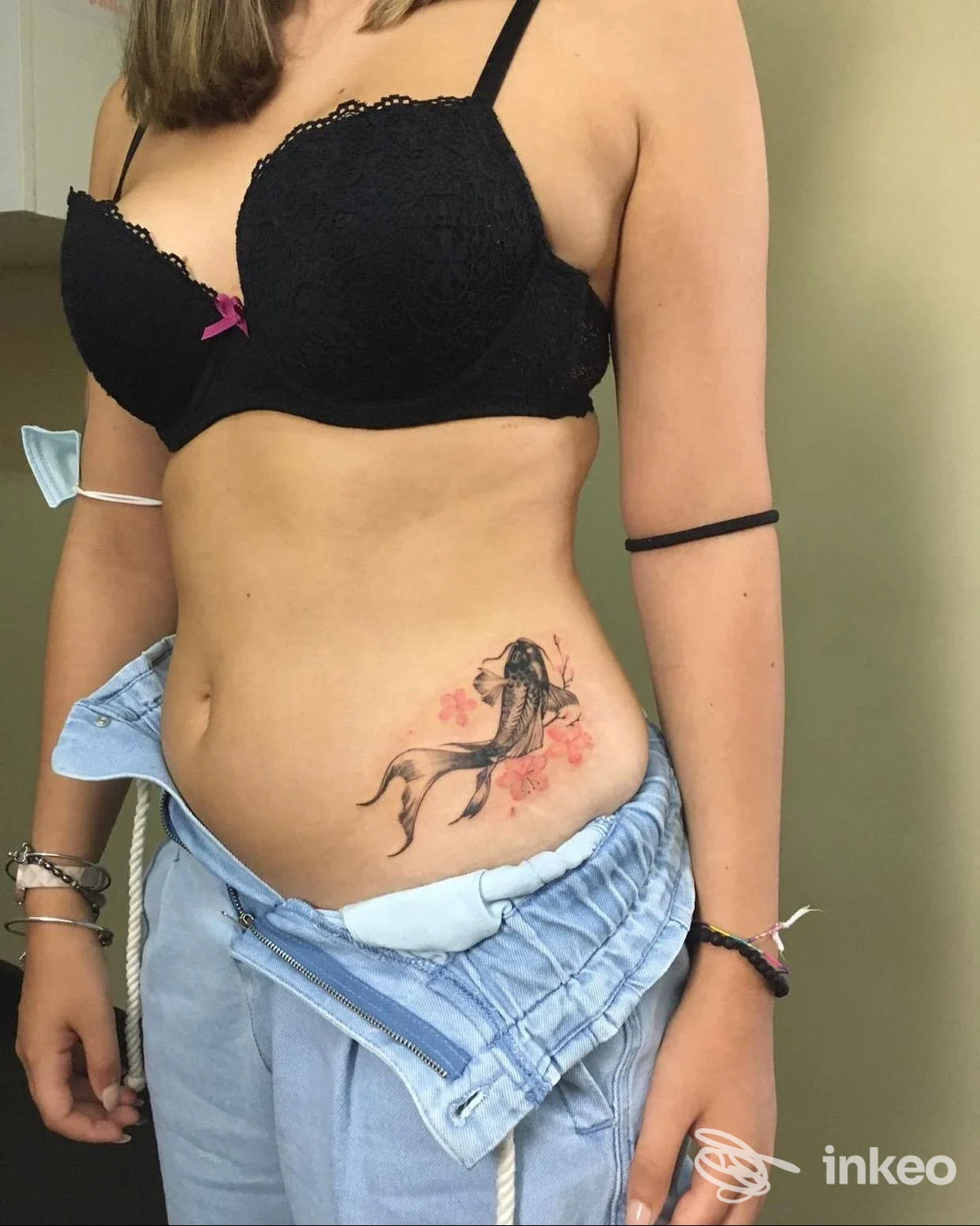 Tattoo visibile sul fianco sinistro di una modella, raffigurante un cavallo stilizzato; scatto che mostra la pelle senza volto, in studio Art Studio 69 a Cosenza.
