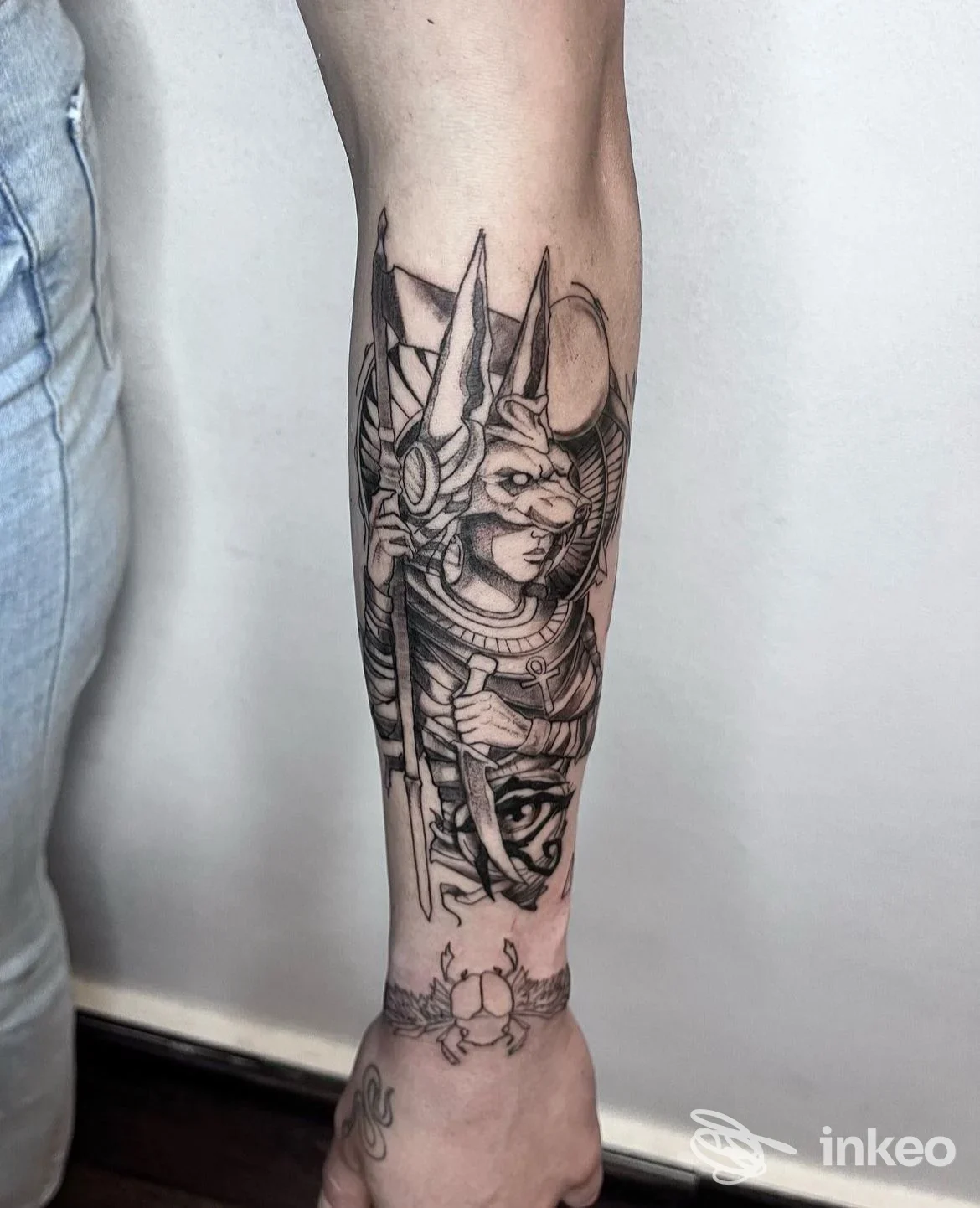 Tatuaggio in bianco e nero su avambraccio, raffigurante personaggio in armatura con dettagli lineari. tatuaggio ben definito su pelle, senza elementi di overlay o testo.
