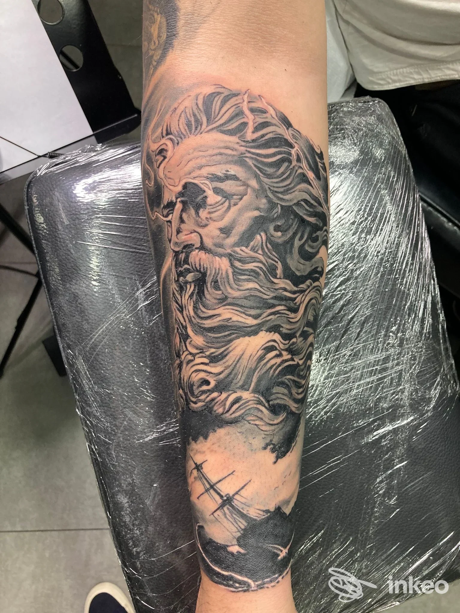 Tatuaggio realistico su avambraccio raffigurante un profilo di uomo con barba, eseguito da Carmelo Militano a Reggio Calabria.