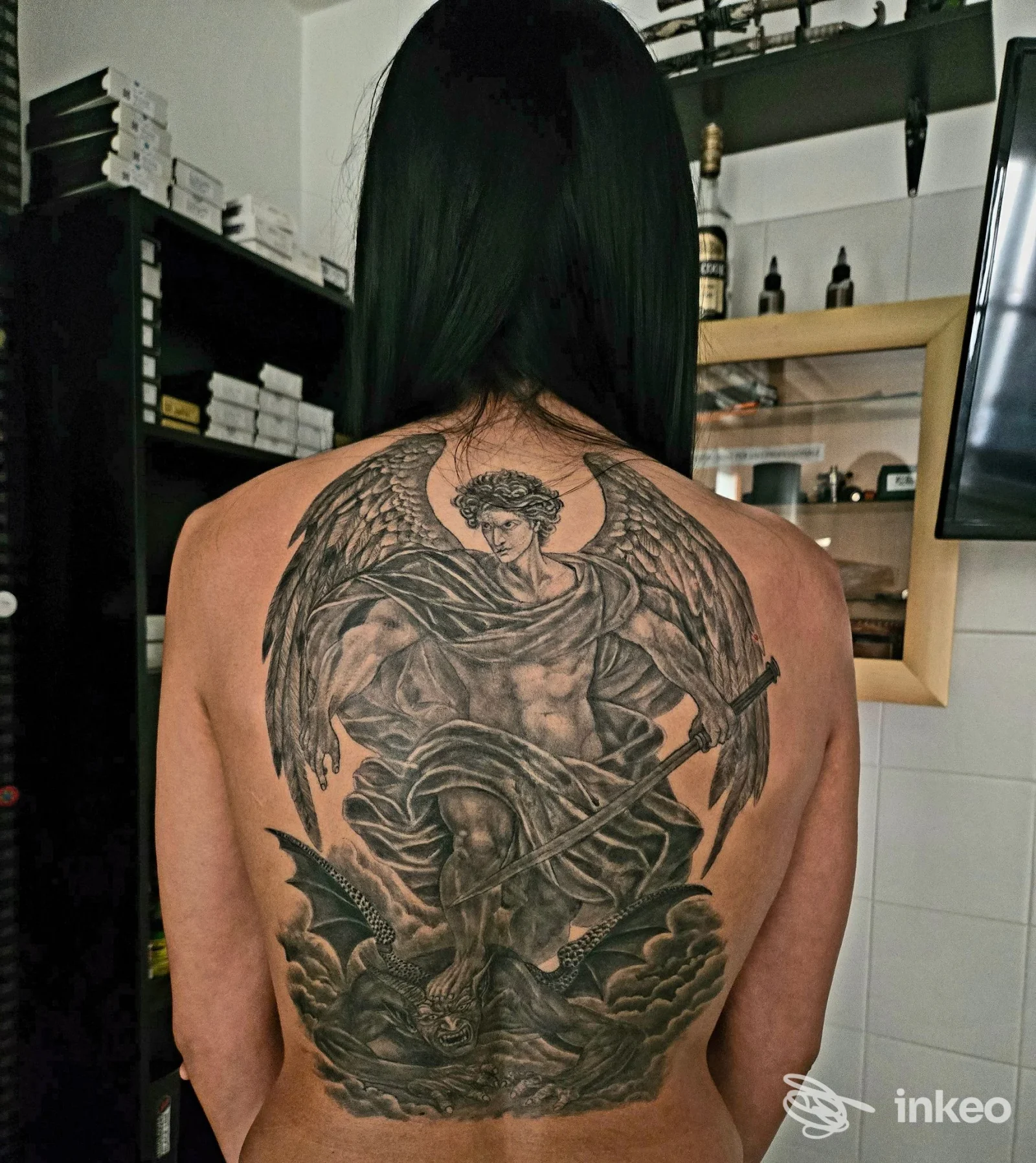 Tattoo lotta schiena: grande tattoo su pelle raffigurante un angelo con ali, realizzato nel studio Art Tattoo Damiano a Corigliano Scalo, visibile dalla schiena della persona.