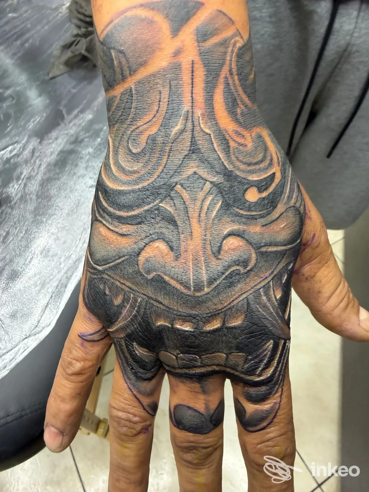 Tatuaggio reale sulla mano/avambraccio realizzato da Noctink Tattoo Studio a Rose: motivo ornamentale scuro che copre la pelle.